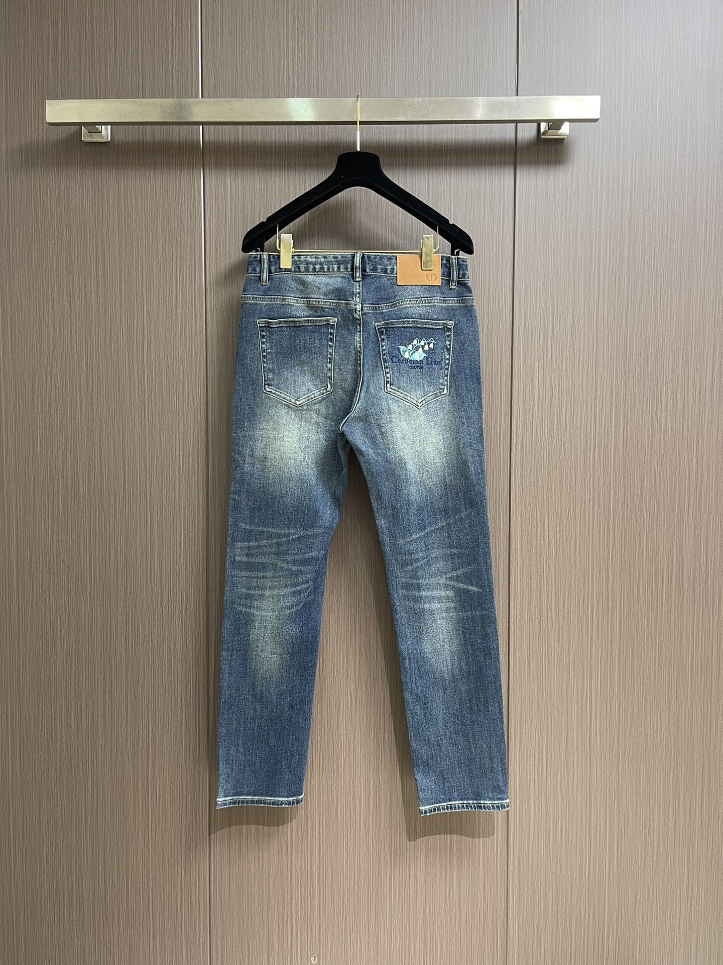 Dior 新款花卉刺绣标识牛仔裤 进口土耳其纯棉牛仔面料 色泽靓丽，透气，修身版型 微弹力面料 随意百搭