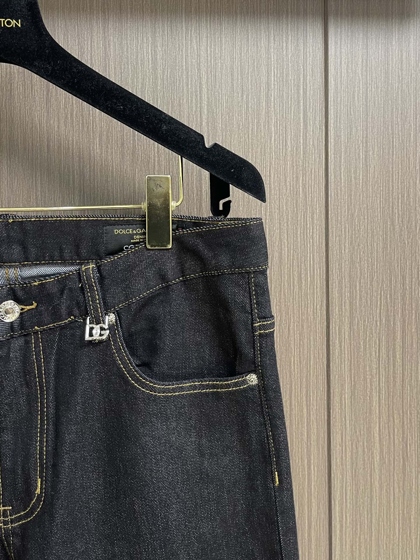 DG 2025ss春夏新品水洗男士休闲牛仔裤，腔调感极强的一款牛仔裤，都是时尚是个轮回，那么于牛仔类别而