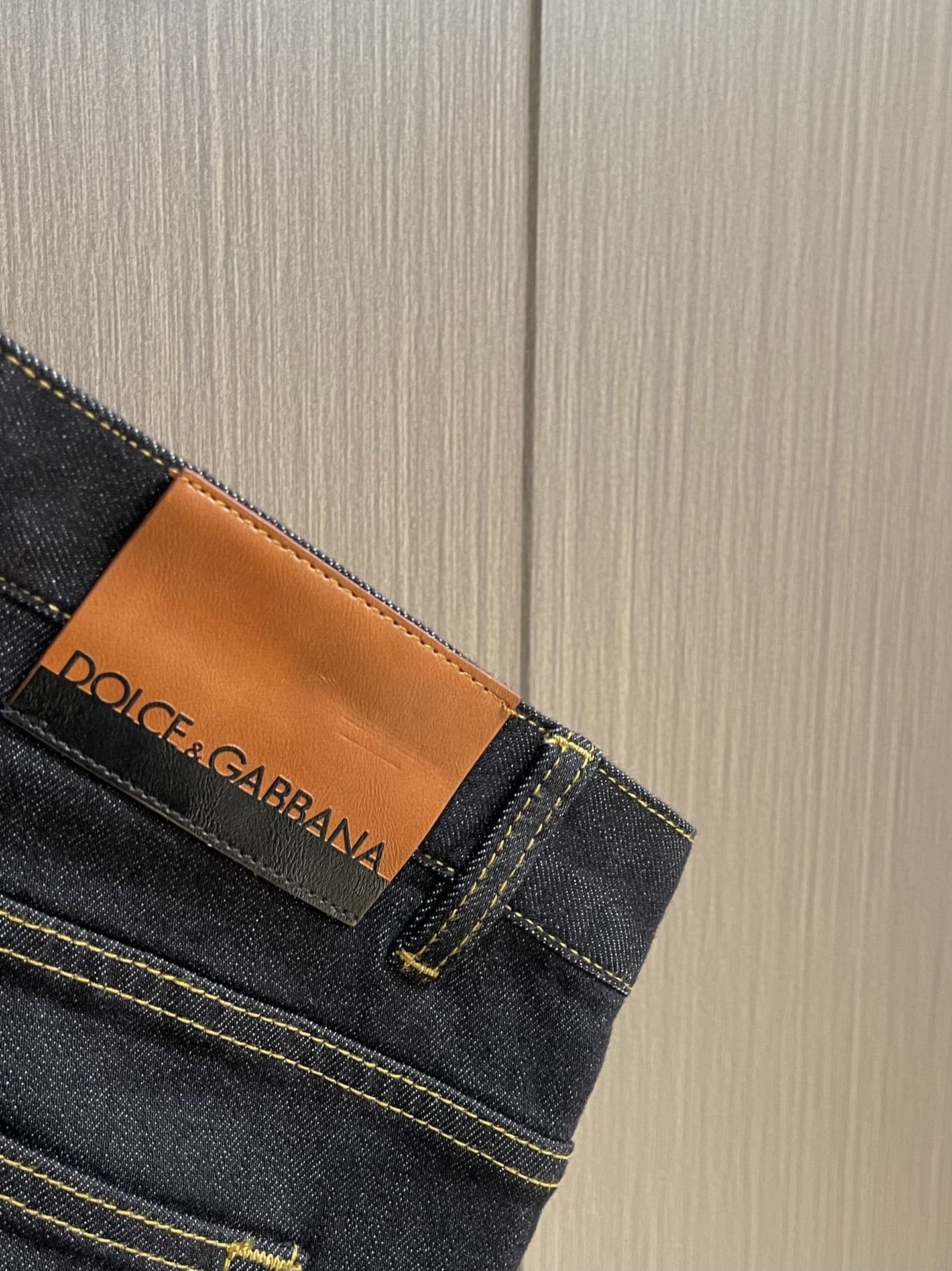 DG 2025ss春夏新品水洗男士休闲牛仔裤，腔调感极强的一款牛仔裤，都是时尚是个轮回，那么于牛仔类别而