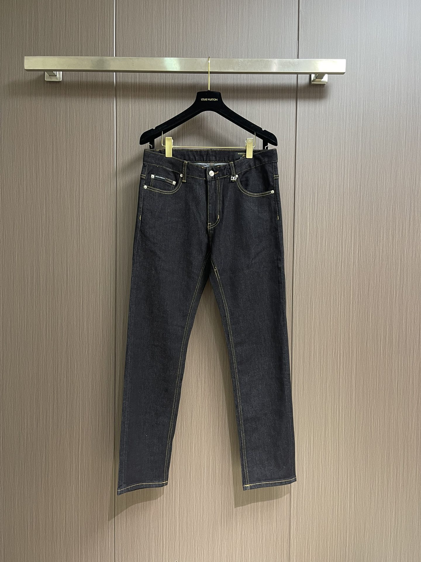 NO:528023,DG 2025ss Spring and Summer New Wash Men's Casual Jeans, a pair of jeans with a strong tone, are all fashionable and reincarnation, so for the denim category, such reincarnation is especially dense!  The jeans are made of imported daily denim denim cotton cloth, and are washed and ground into white with heavy industry, and have a super high appearance!  It is also not as comfortable as it is not as good as the fabric is soft and skin-friendly and elastic, and it also takes into account excellent sweat-relief and breathable properties, which can also be worn all year round!  The back pocket is full of recognizable embroidery and the details of the matte lacquered metal buttons engraved with words, which show the brand identity in a low-key and restrained manner!  Classic small straight jeans style cut, the upper body can modify all imperfect leg shapes, instantly pulling the identity into a golden ratio effect, which is very worthy of being included in men's wardrobe. Size 29-38 There are 35 No 37, jeans, gold, alexander wang19860909DG 2025ss春夏新品水洗男士休闲牛仔裤,腔调感极强的一款牛仔裤,都是时尚是个轮回,那么于牛仔类别而言这样的轮回尤其密集！该牛仔裤采用客供进口日制丹宁牛仔棉布制成,重工水洗磨白,颜值度超级高！舒适度方面同样也不安下风,面料柔软亲肤有弹力,同时兼顾出色的排汗透气性,可兼顾一年四季穿着搭配！后兜充满辨识度的刺绣,以及刻有字样的哑光漆面金属纽扣细节,低调内敛的展现出品牌身份！经典小直筒牛仔裤版型剪裁,上身能够修饰所有不完美的腿型,瞬间将身份拉分成黄金比例效果,非常值得被收入男士的衣橱之中.尺码29-38 有35 无37,,jeans,gold,alexander wang,Men's clothing