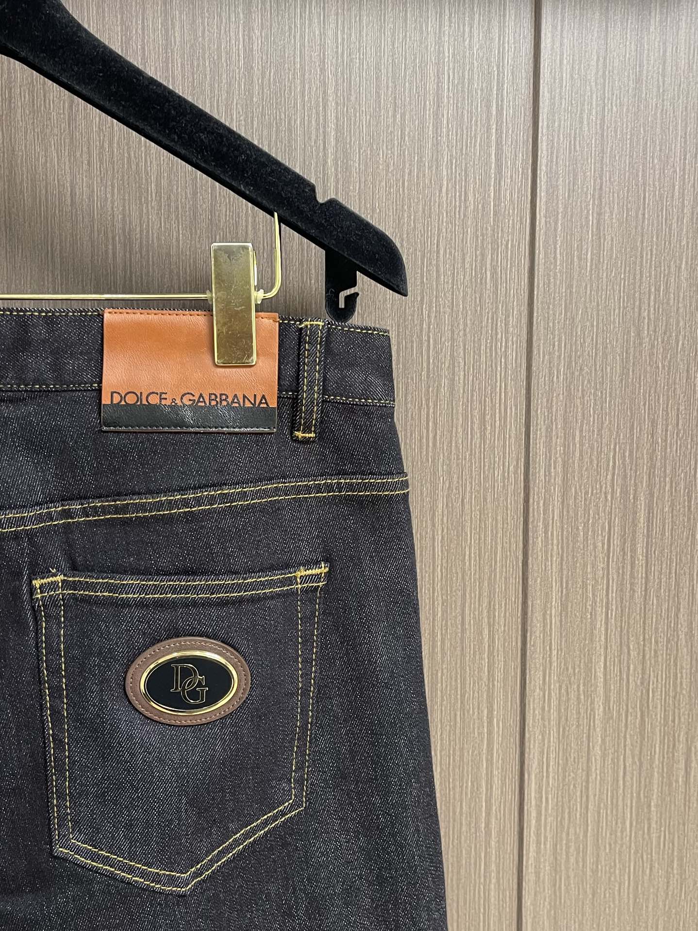 DG 2025ss春夏新品水洗男士休闲牛仔裤，腔调感极强的一款牛仔裤，都是时尚是个轮回，那么于牛仔类别而