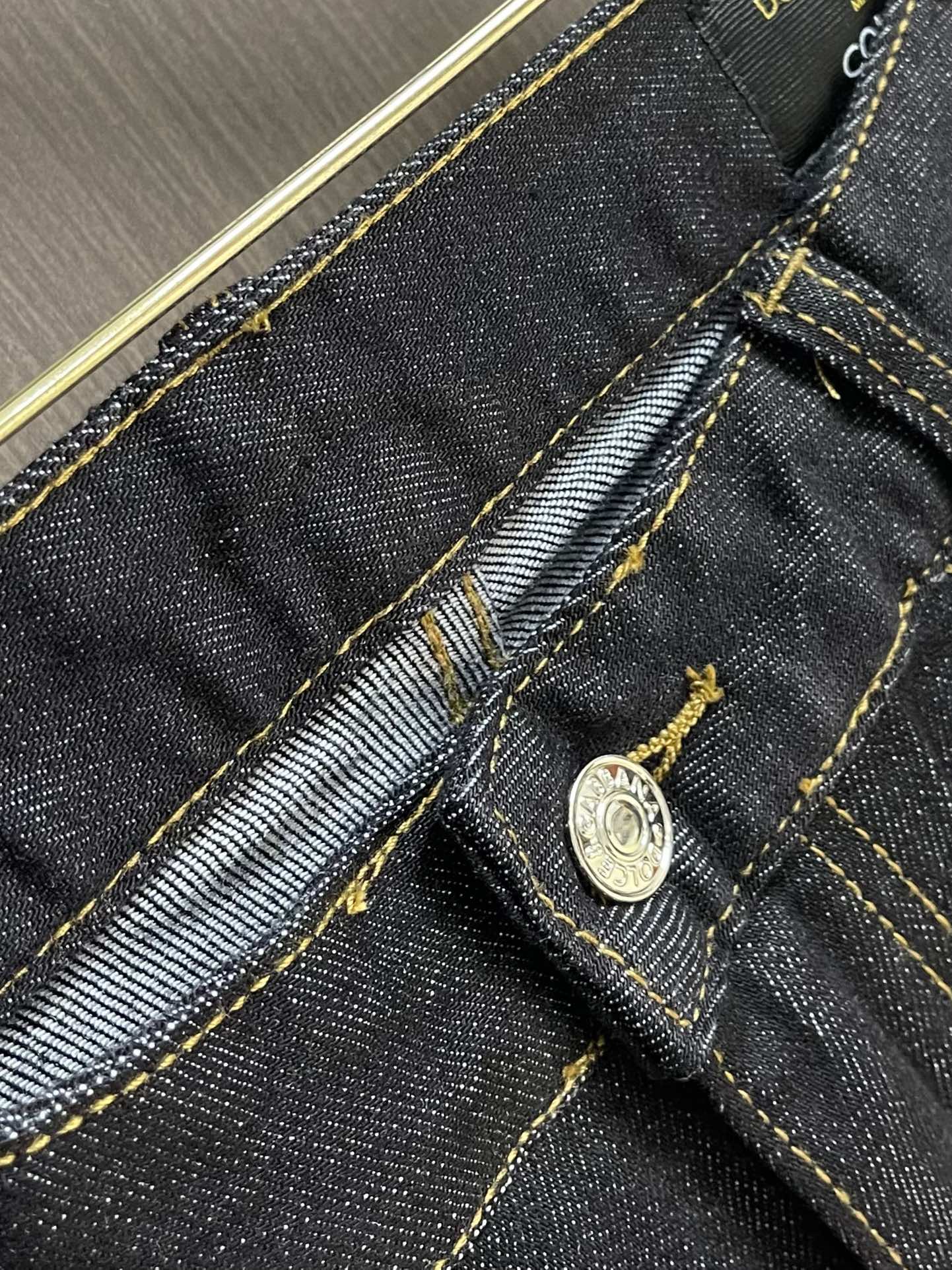 DG 2025ss春夏新品水洗男士休闲牛仔裤，腔调感极强的一款牛仔裤，都是时尚是个轮回，那么于牛仔类别而