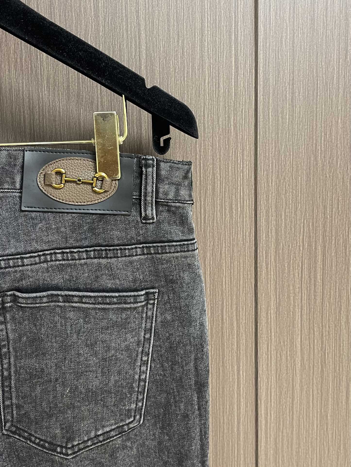 GUCCI 男士直筒休闲牛仔裤 现代时尚的剪裁设计，客供日本denim平纹棉质牛仔面料梭织生产．顶尖的石