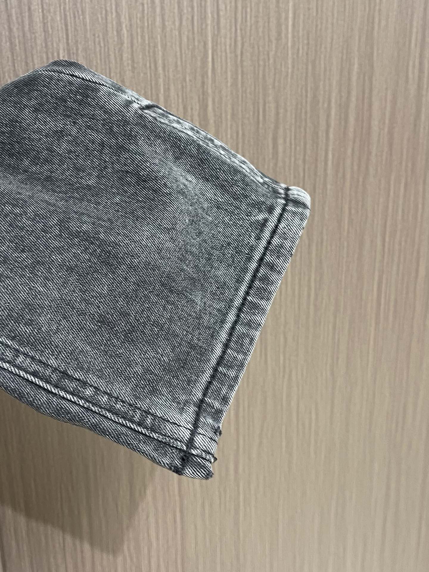 GUCCI 男士直筒休闲牛仔裤 现代时尚的剪裁设计，客供日本denim平纹棉质牛仔面料梭织生产．顶尖的石