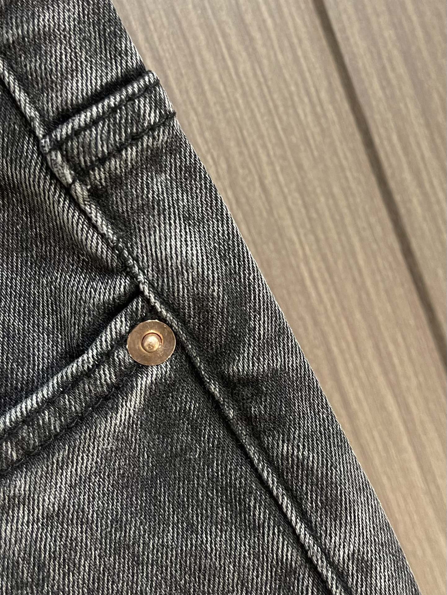 GUCCI 男士直筒休闲牛仔裤 现代时尚的剪裁设计，客供日本denim平纹棉质牛仔面料梭织生产．顶尖的石