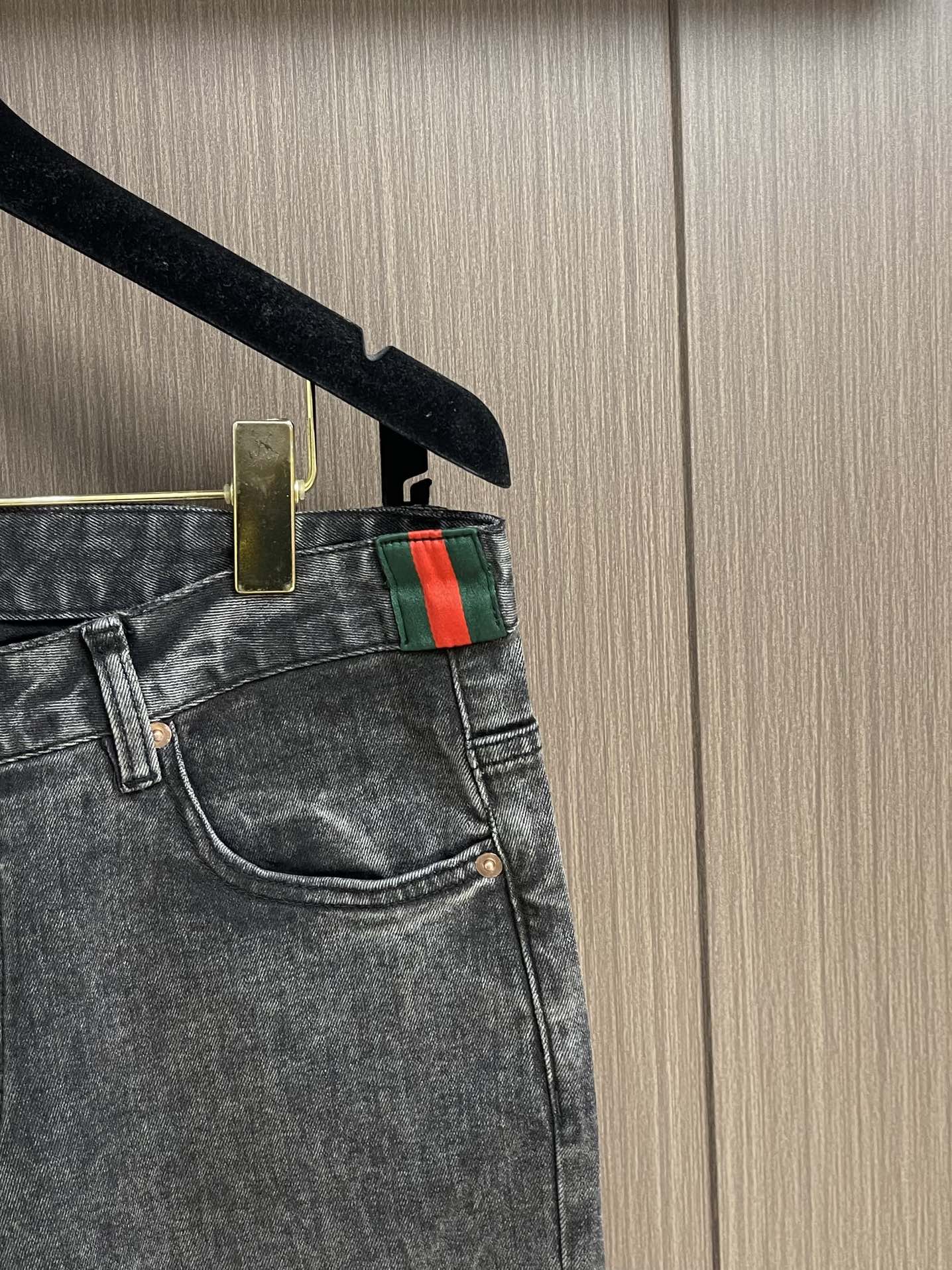 GUCCI 男士直筒休闲牛仔裤 现代时尚的剪裁设计，客供日本denim平纹棉质牛仔面料梭织生产．顶尖的石