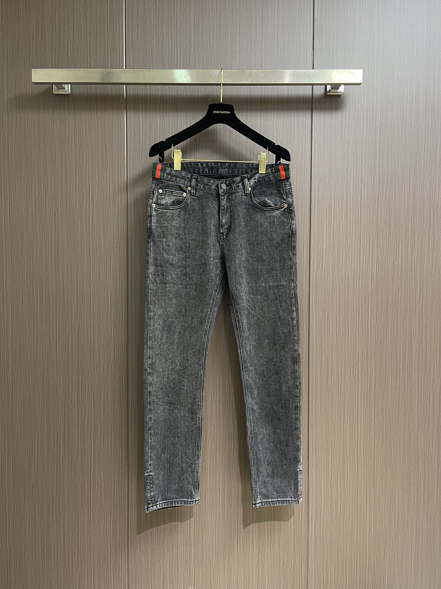 NO:528042,GUCCI men's straight-leg casual jeans with modern and fashionable tailoring design, customer-friendly for Japanese denim plain cotton denim fabric woven production.  The top stone grinding washing process makes the texture reach the old flavor of the 1980s, soft, delicate, comfortable and breathable, and the color has a modern and fashionable vicissitudes.  The upper body is versatile and fashionable.  The fresh and natural colors reveal a classic and fashionable atmosphere all the time.  Professional selvedge technology with lock edge sewing sealing is neat and meticulous.  Classic five-pocket design.  Leather embossed logo + original metal buttons shine brightly, highlighting quality advantages. Size 29-38 35 37, gucci, louis vuitton, jeans, alexander wang19860909GUCCI 男士直筒休闲牛仔裤 现代时尚的剪裁设计,客供日本denim平纹棉质牛仔面料梭织生产．顶尖的石磨水洗工艺让质感达到80年代的老味,柔软细腻舒适透气,色泽拥有现代时尚的沧桑感．上身百搭时尚．清新自然的色彩无时无刻不透露着经典时尚气息．专业的selvedge工艺锁边缝纫封锁工整细致．经典的五口袋设计．皮革压纹标识＋原厂金属钮扣绽放光亮,凸显品质优势.尺码29-38 有35 无37,,gucci,louis vuitton,jeans,alexander wang,Men's clothing