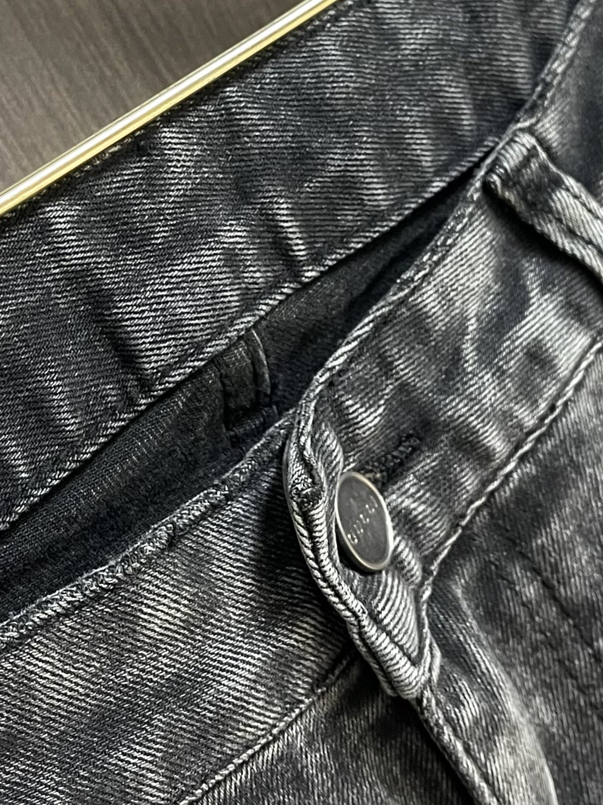 GUCCI 男士直筒休闲牛仔裤 现代时尚的剪裁设计，客供日本denim平纹棉质牛仔面料梭织生产．顶尖的石