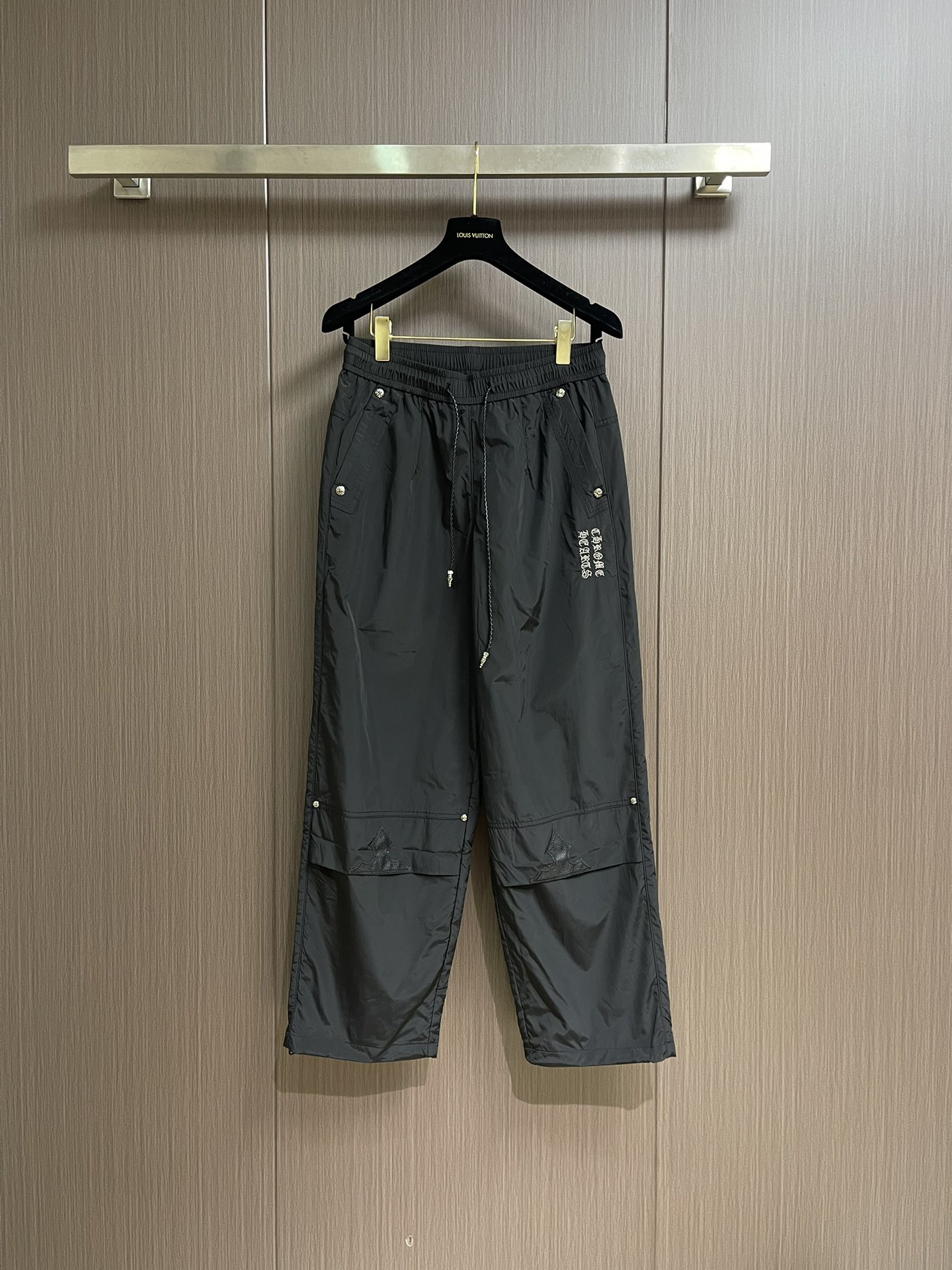 NO:528021,CH Croxin heavy paratrooper pants leather cross Customized Croxin hardware Loose and lazy style, fixed weaving and dyeing requires carbon grinding on the front first and then hair grinding. Comfortable wear. Finally, the overall enzyme washing is done. The workmanship is complicated and cumbersome. The leather is calfskin, and the color fixing is done many times. Size 48-56, chrome hearts, cowhide, alexander wang19860909CH 克罗心重磅伞兵裤拼皮十字架 定制克罗心五金 宽松慵懒版型,定织定染需要正面先做碳磨再做磨毛处理 穿着舒适 最后做整体酵素洗,做工复杂繁琐,皮料均为小牛皮,做了多次固色处理.尺码48-56,,chrome hearts,cowhide,alexander wang,Men's clothing