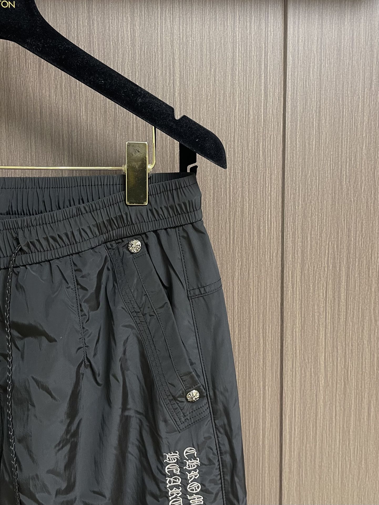 CH 克罗心重磅伞兵裤拼皮十字架 定制克罗心五金 宽松慵懒版型，定织定染需要正面先做碳磨再做磨毛处理 穿