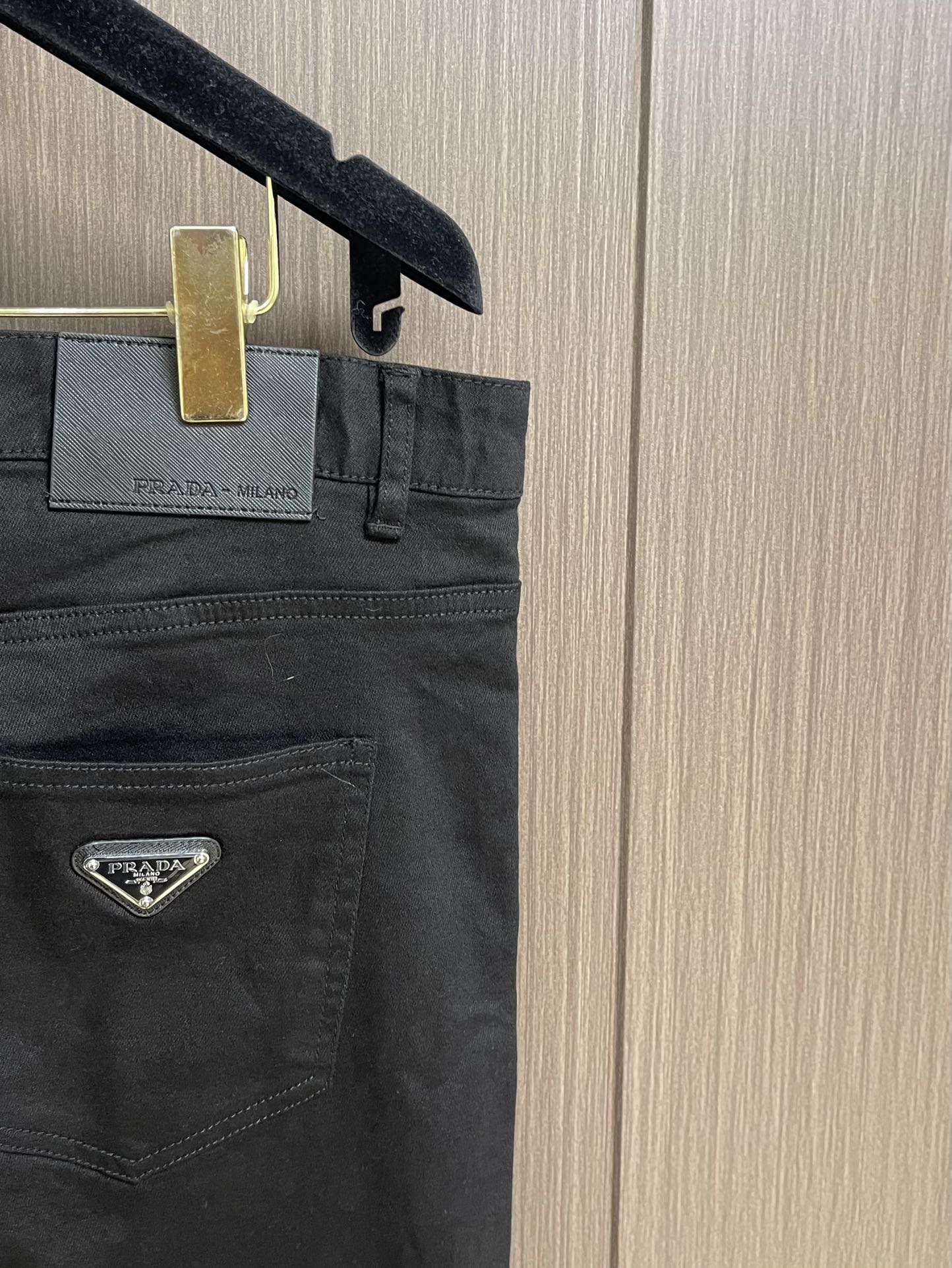 Prada 三角标识牛仔裤 定制复刻 客供五金辅料 原单品质 进口牛仔面料重工洗水 做工走线精细 上身绝