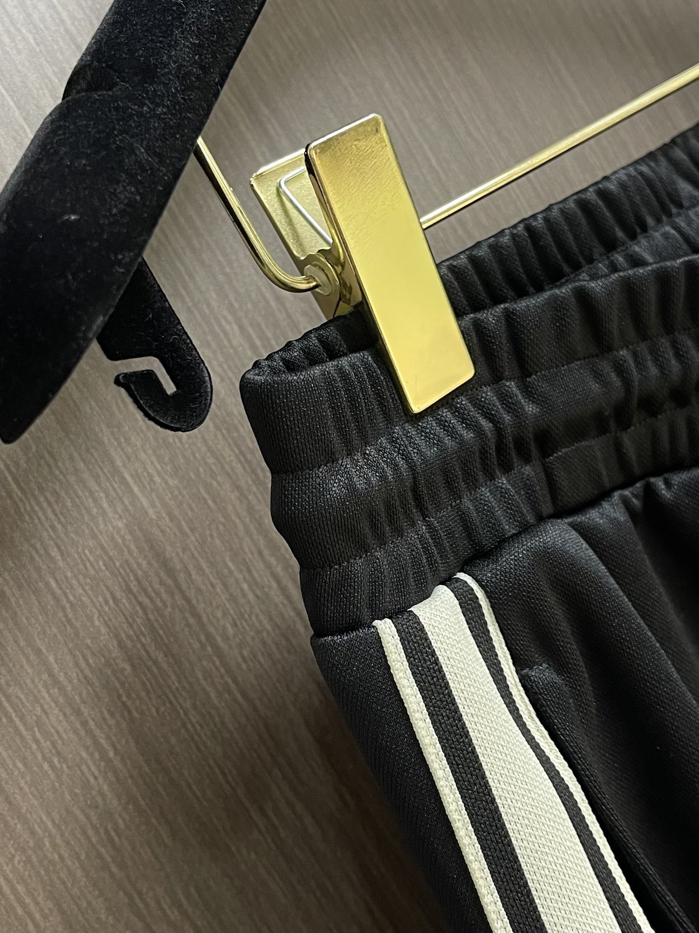 Celine 凯旋门织带长裤，定制再生凝韵双面绸 丝滑细腻 仿佛轻抚过初晨的露珠 舒适贴肤 米白色的柔和