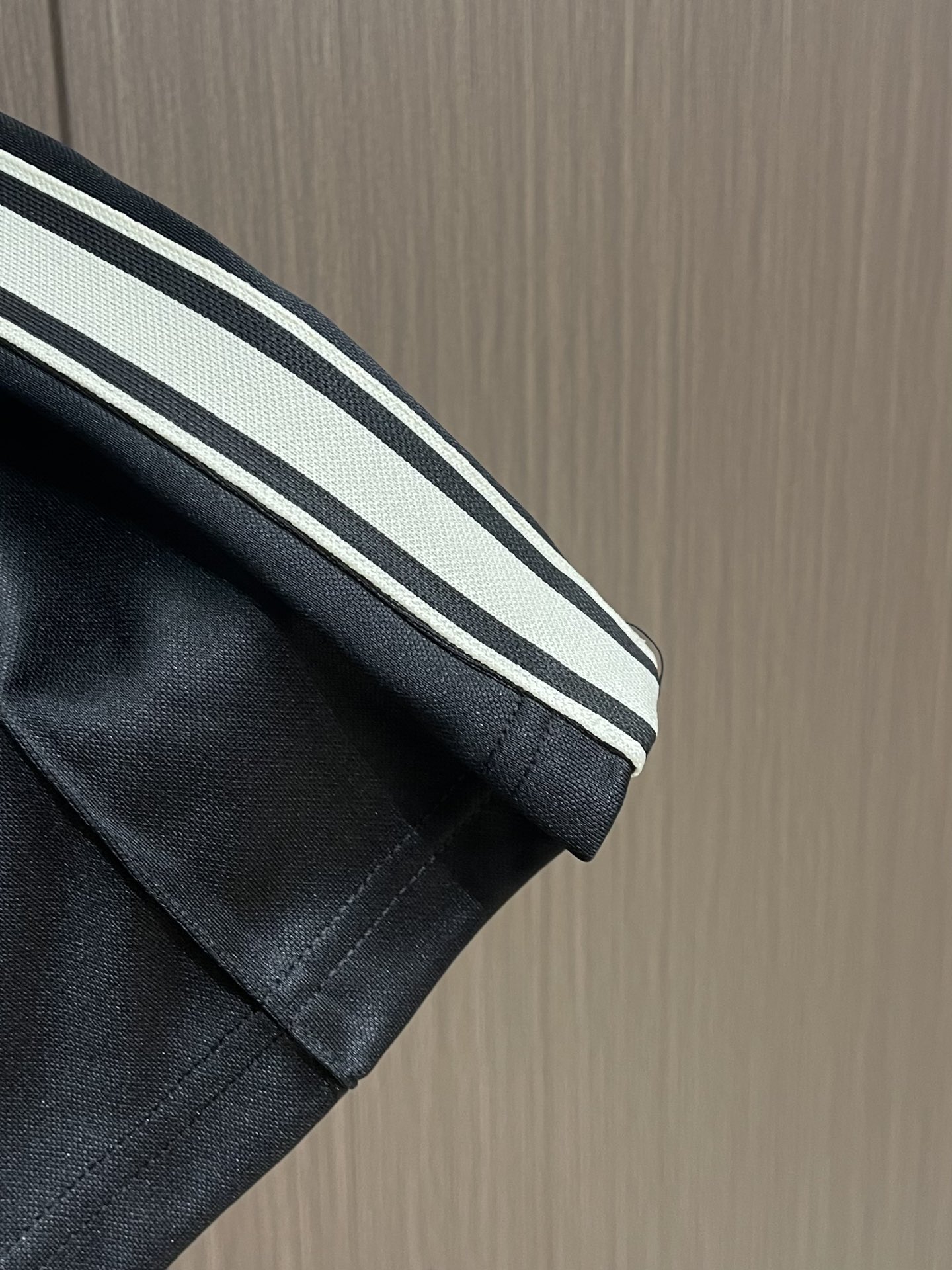 Celine 凯旋门织带长裤，定制再生凝韵双面绸 丝滑细腻 仿佛轻抚过初晨的露珠 舒适贴肤 米白色的柔和