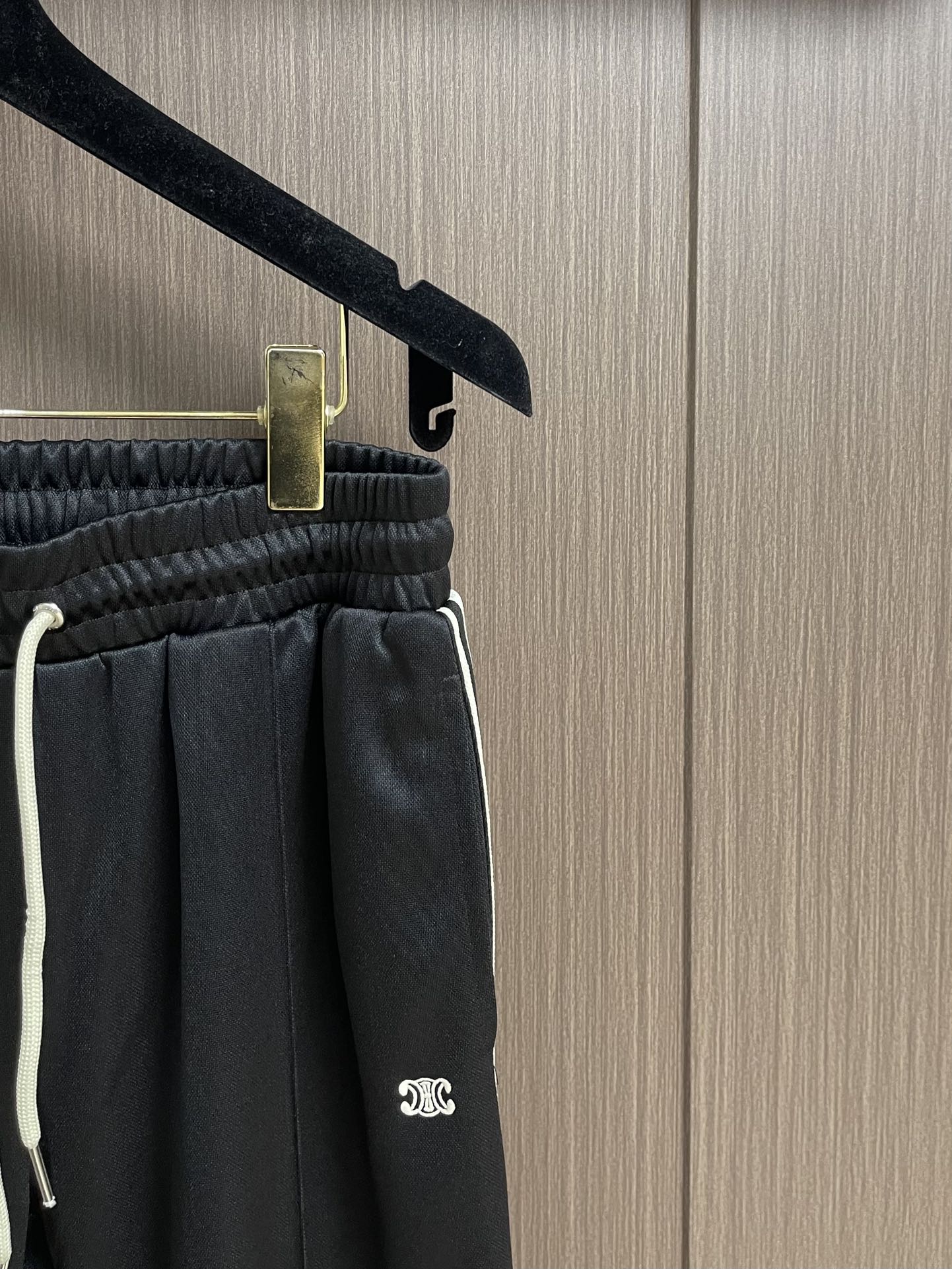 Celine 凯旋门织带长裤，定制再生凝韵双面绸 丝滑细腻 仿佛轻抚过初晨的露珠 舒适贴肤 米白色的柔和