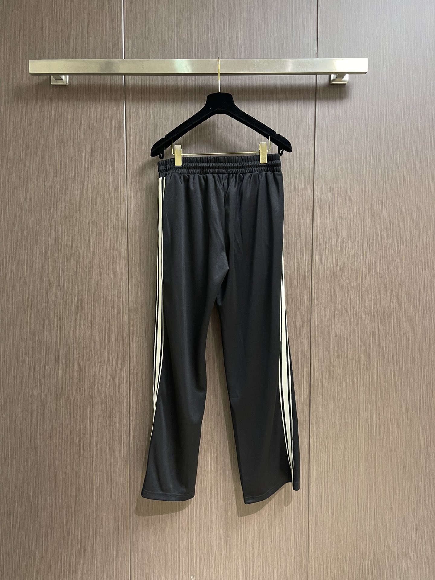 Celine 凯旋门织带长裤，定制再生凝韵双面绸 丝滑细腻 仿佛轻抚过初晨的露珠 舒适贴肤 米白色的柔和