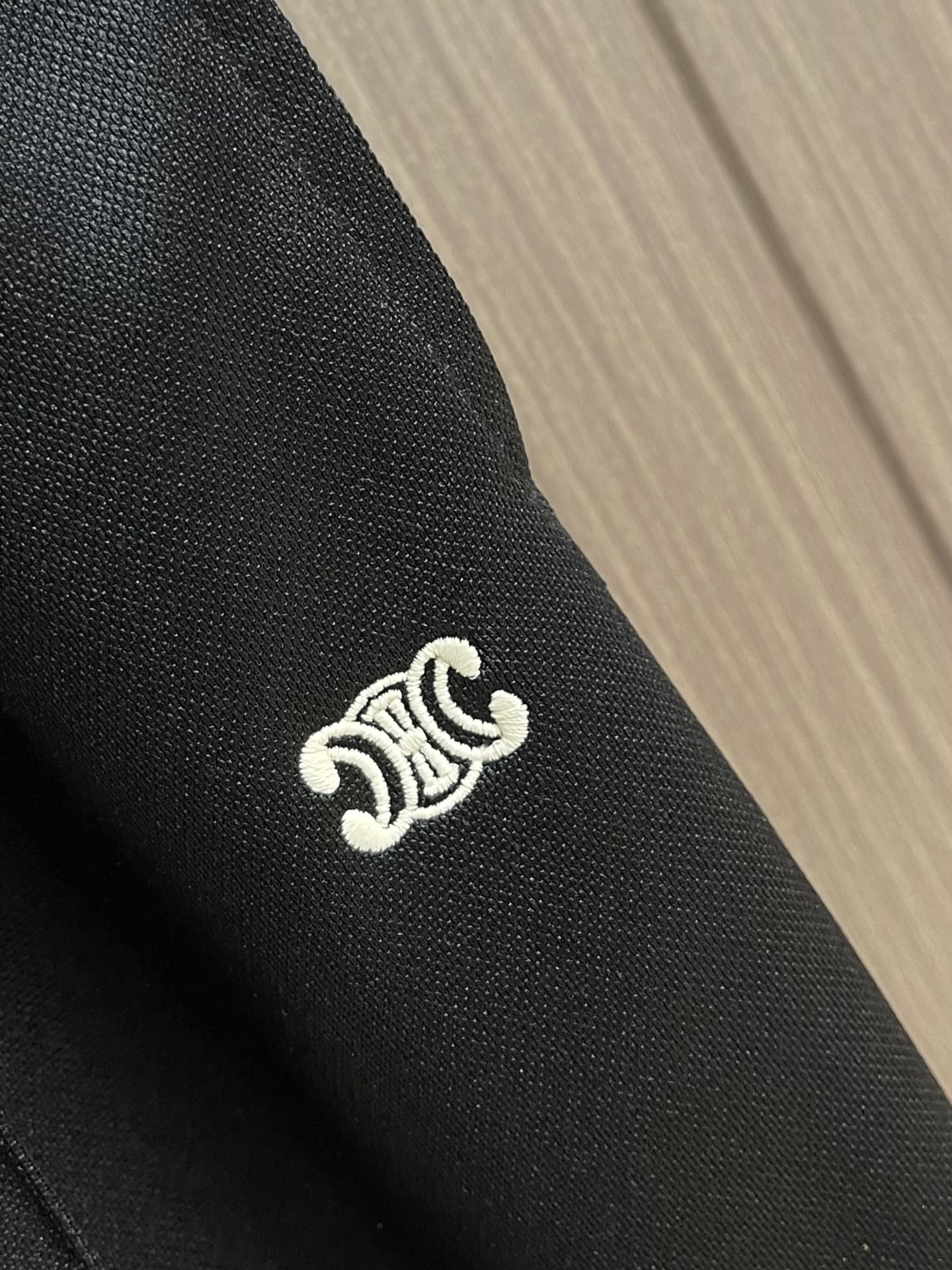 Celine 凯旋门织带长裤，定制再生凝韵双面绸 丝滑细腻 仿佛轻抚过初晨的露珠 舒适贴肤 米白色的柔和