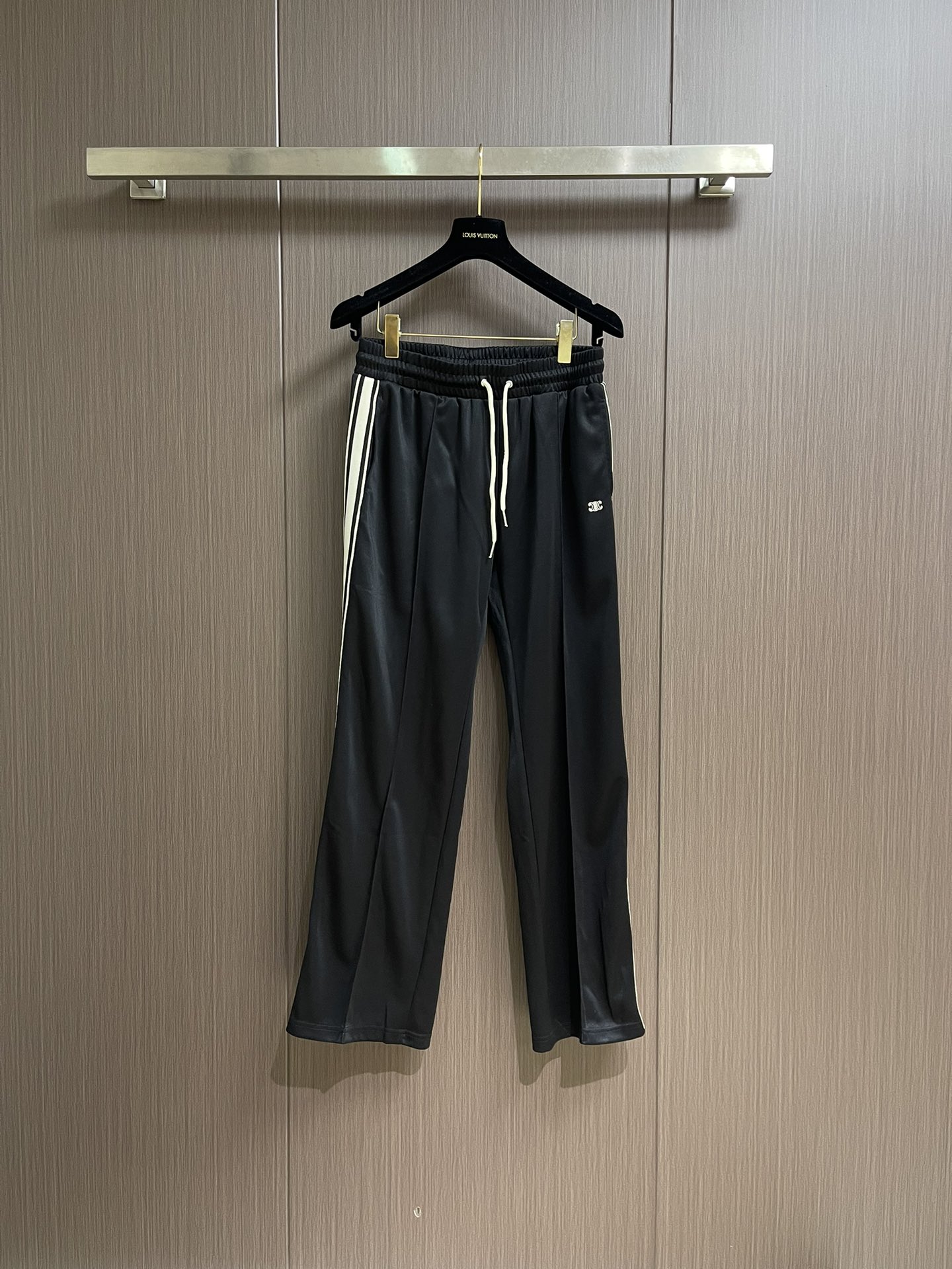 NO:529364,Celine Arc de Triomphe trousers, custom regenerated double-sided silk, silky and delicate, as if gently caressing the dewdrops of the early morning, comfortable skin, the softness of the beige and the depth of the black collided to each other, forming a strong visual impact. The contrasting stringed webbing on the side gives a unique sense of line, the iconic CELINE Arc de Triomphe embroidery is embroidered with a very recognizable, outlined with smooth straight lines, completed from the waist to the trouser legs, interpreting the profound connotation of French elegance, a rare dressing product, using imported machine embroidery technology, using advanced computer control systems and precision mechanical components to achieve Arc de Triomphe embroidery operation, high precision, smooth and delicate lines, pure hand-free webbing melting process, special hand-stitching method, sewing from the inner side of the webbing and the trouser legs by hidden threads and fine stitching  Make the webbing and trouser legs perfectly blend, giving a simple and smooth appearance, the fabric has been washed, with better texture, not easy to deform, not easy to shrink, not easy to fade, maintaining long-term beauty. Size S-XL, celine, alexander wang19860909Celine 凯旋门织带长裤,定制再生凝韵双面绸 丝滑细腻 仿佛轻抚过初晨的露珠 舒适贴肤 米白色的柔和与黑色的深邃相互碰撞 形成了强烈的视觉冲击 侧边撞色弦纹织带赋予了独特的线条感,标志性CELINE凯旋门刺绣为点缀 辨识度十足 以流畅的直筒线条勾勒 自腰部至裤脚一气呵成 诠释着法式优雅的深邃内涵 不可多得的穿搭臻品,采用进口机刺绣工艺 使用先进的计算机控制系统和精密的机械部件 实现凯旋门刺绣作业 精度高 线条流畅而细腻,纯手工无迹织带融边工艺 采用特殊的手工针法 从织带与裤脚的内侧进行缝合 通过隐藏走线和精细的缝合 使织带与裤脚完美融合 呈现出简洁流畅的外观,面料都经过浇洗 手感质感更佳 不易变形 不易缩水 不易褪色 保持长久的美观.尺码S-XL,,celine,alexander wang,Men's clothing