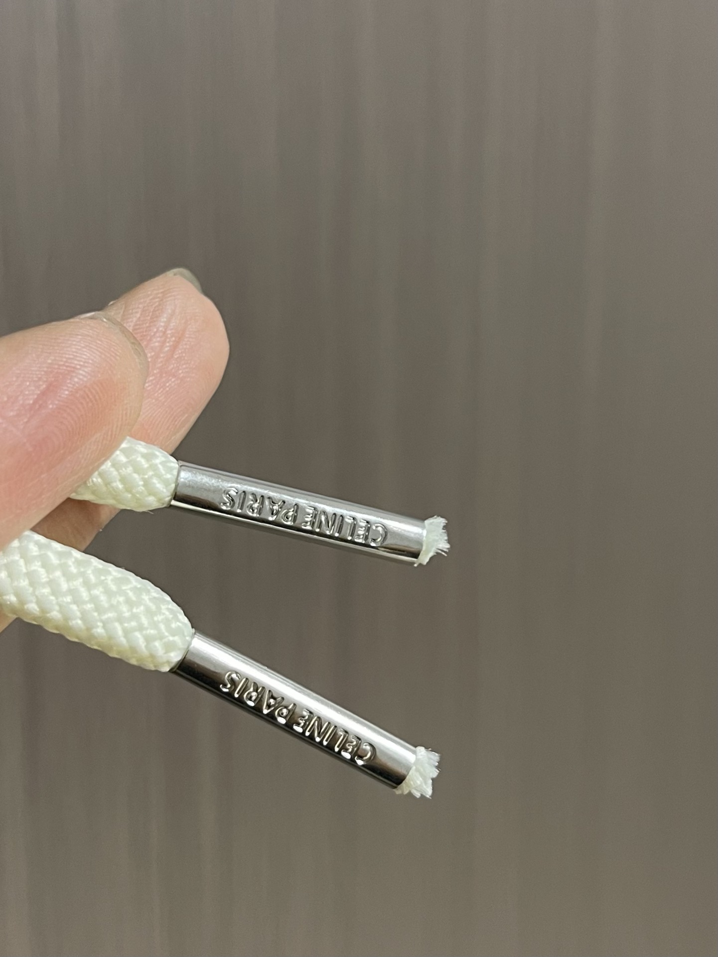 Celine 凯旋门织带长裤，定制再生凝韵双面绸 丝滑细腻 仿佛轻抚过初晨的露珠 舒适贴肤 米白色的柔和