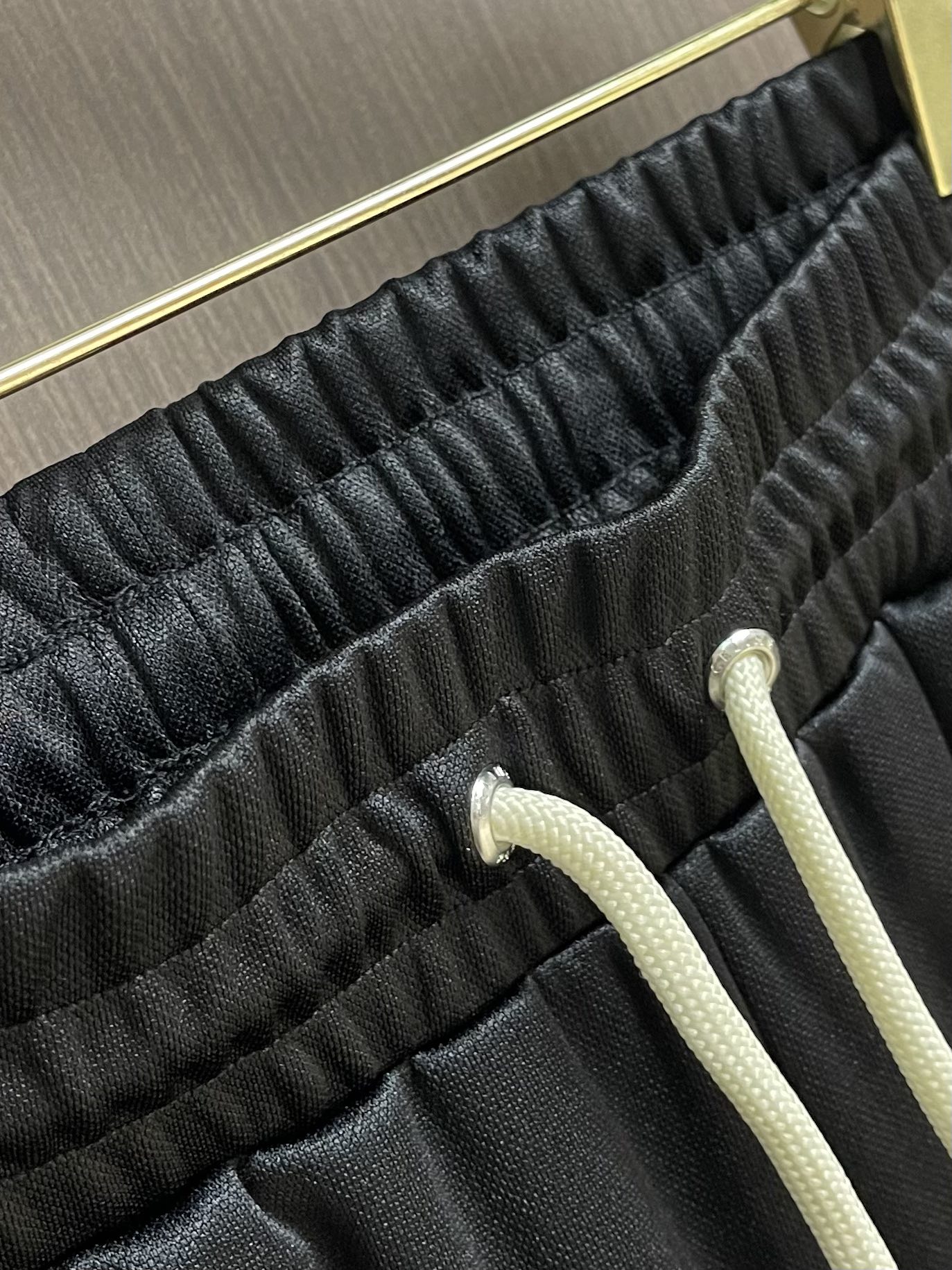 Celine 凯旋门织带长裤，定制再生凝韵双面绸 丝滑细腻 仿佛轻抚过初晨的露珠 舒适贴肤 米白色的柔和