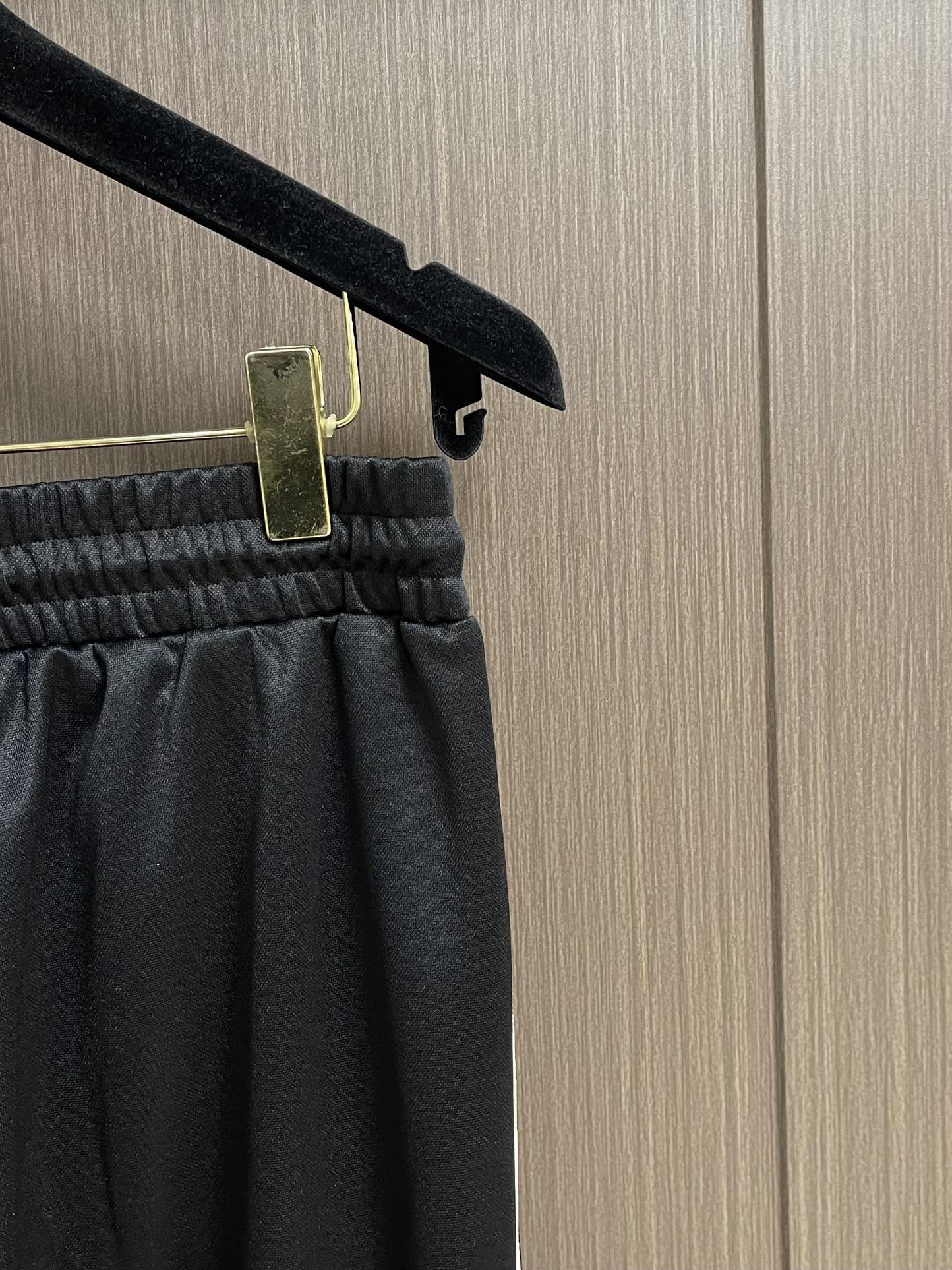 Celine 凯旋门织带长裤，定制再生凝韵双面绸 丝滑细腻 仿佛轻抚过初晨的露珠 舒适贴肤 米白色的柔和