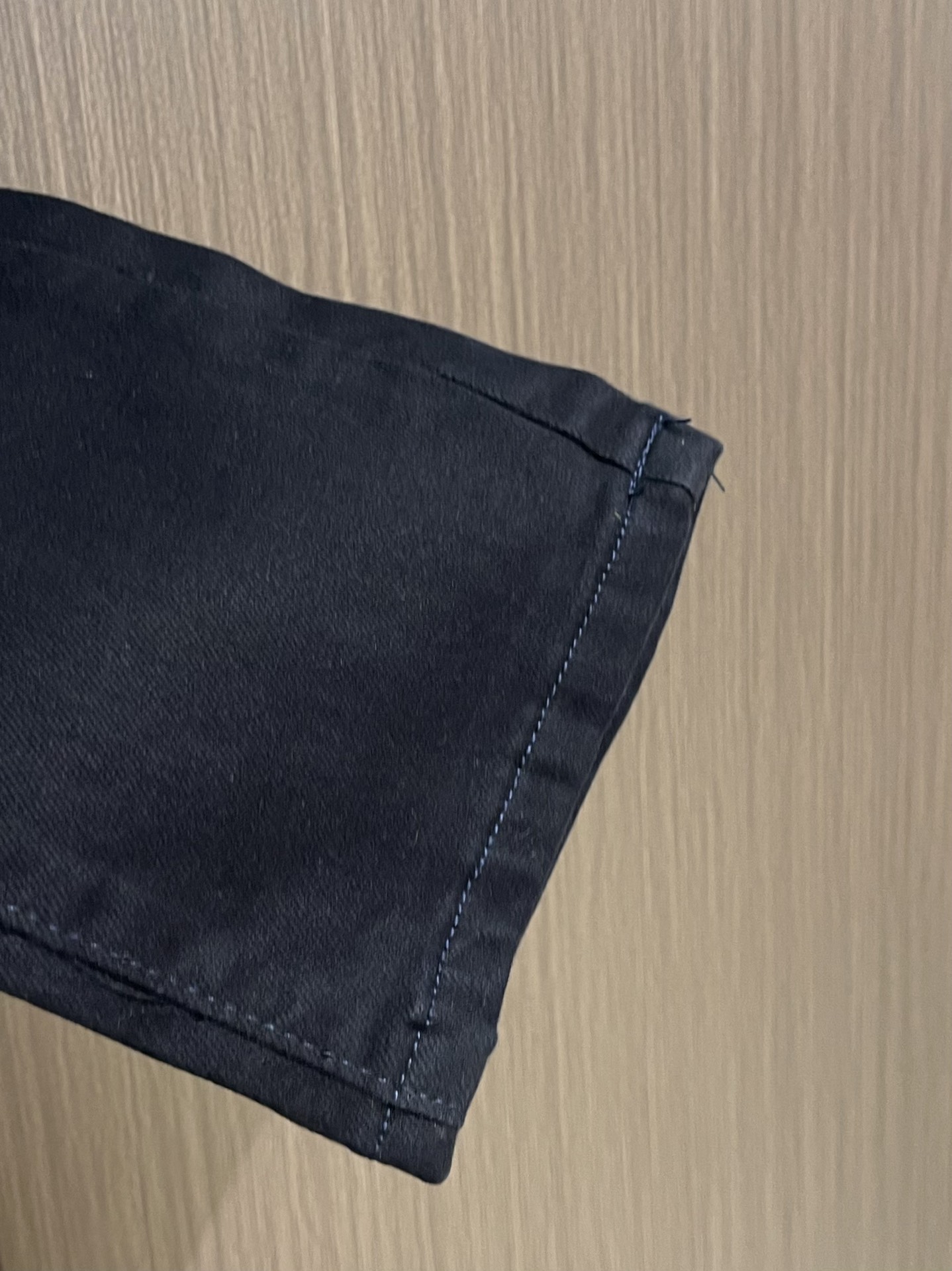 Prada 常规款做旧丹宁牛仔裤，这款中腰牛仔裤采用经典剪裁，经过漂白水洗处理，突显丹宁牛仔的别样质感。