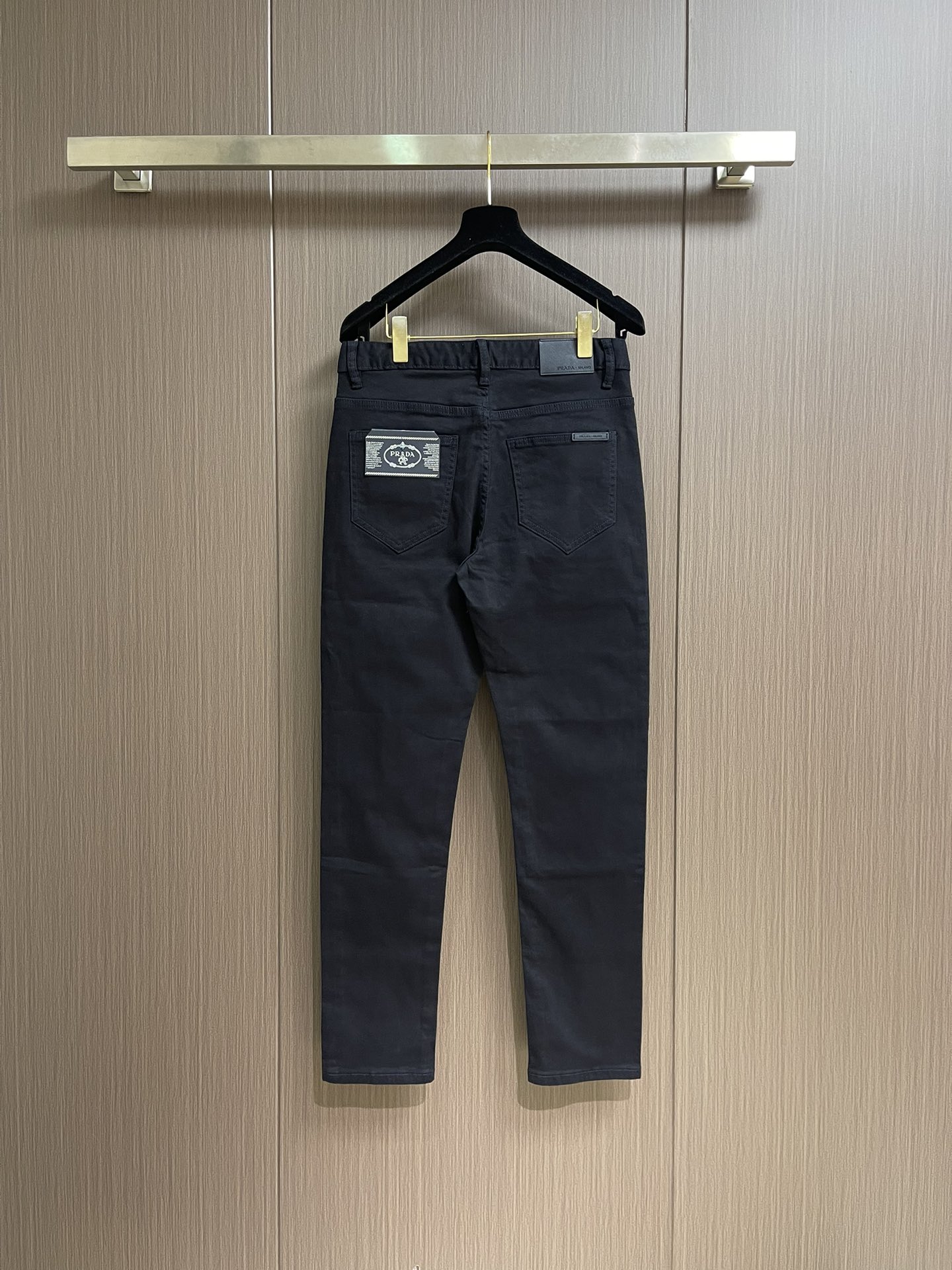 Prada 常规款做旧丹宁牛仔裤，这款中腰牛仔裤采用经典剪裁，经过漂白水洗处理，突显丹宁牛仔的别样质感。