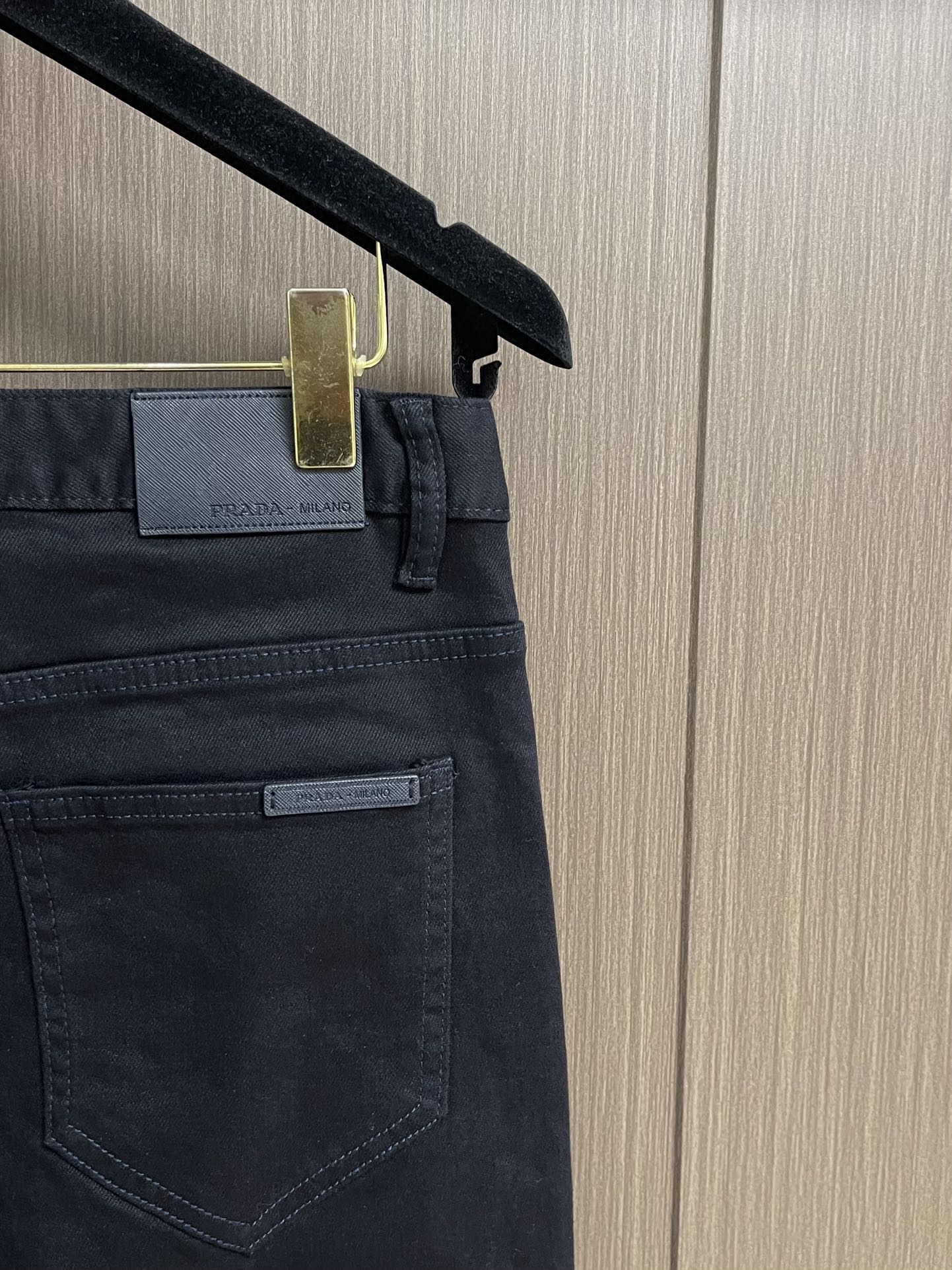 Prada 常规款做旧丹宁牛仔裤，这款中腰牛仔裤采用经典剪裁，经过漂白水洗处理，突显丹宁牛仔的别样质感。