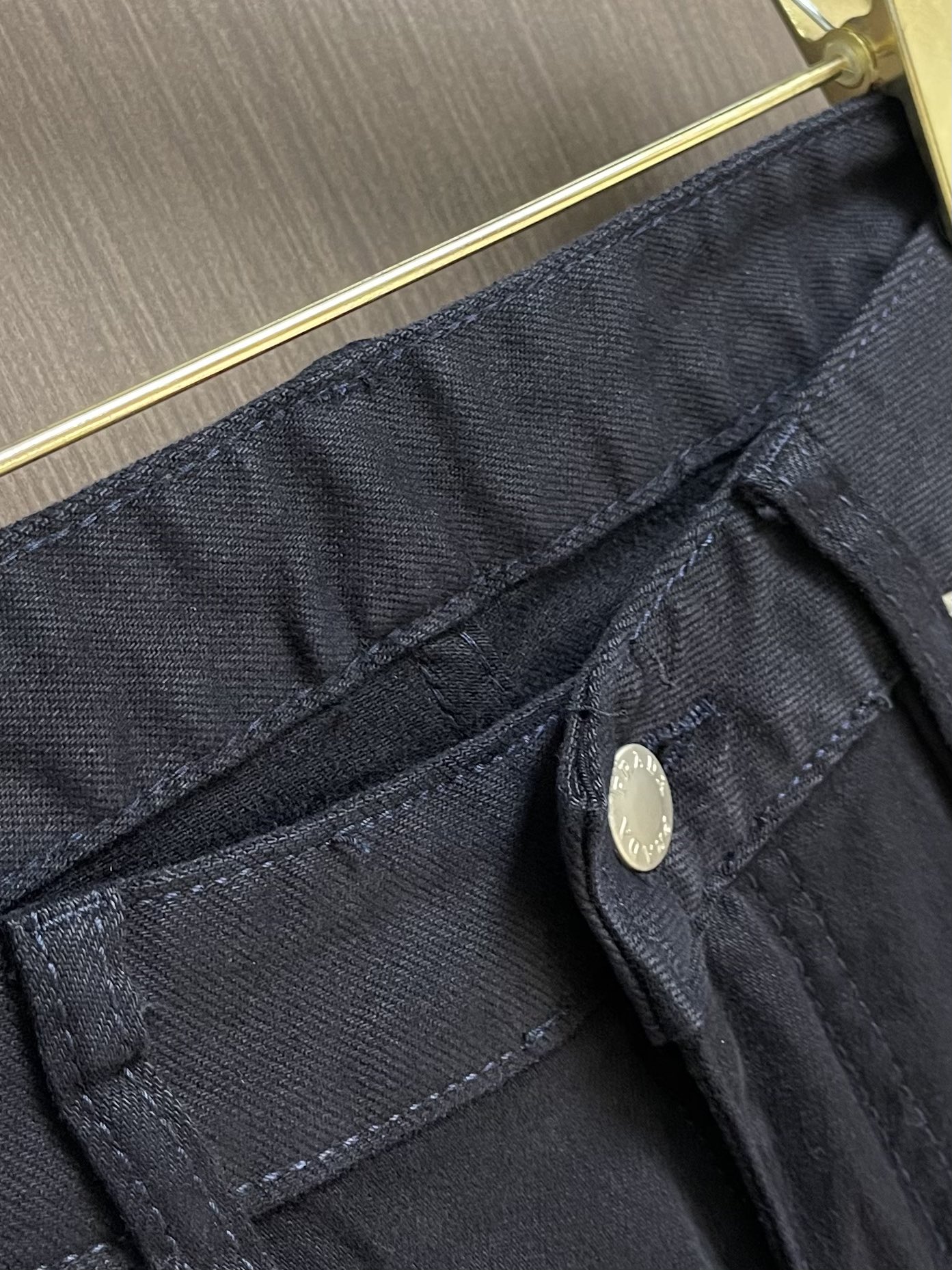 Prada 常规款做旧丹宁牛仔裤，这款中腰牛仔裤采用经典剪裁，经过漂白水洗处理，突显丹宁牛仔的别样质感。