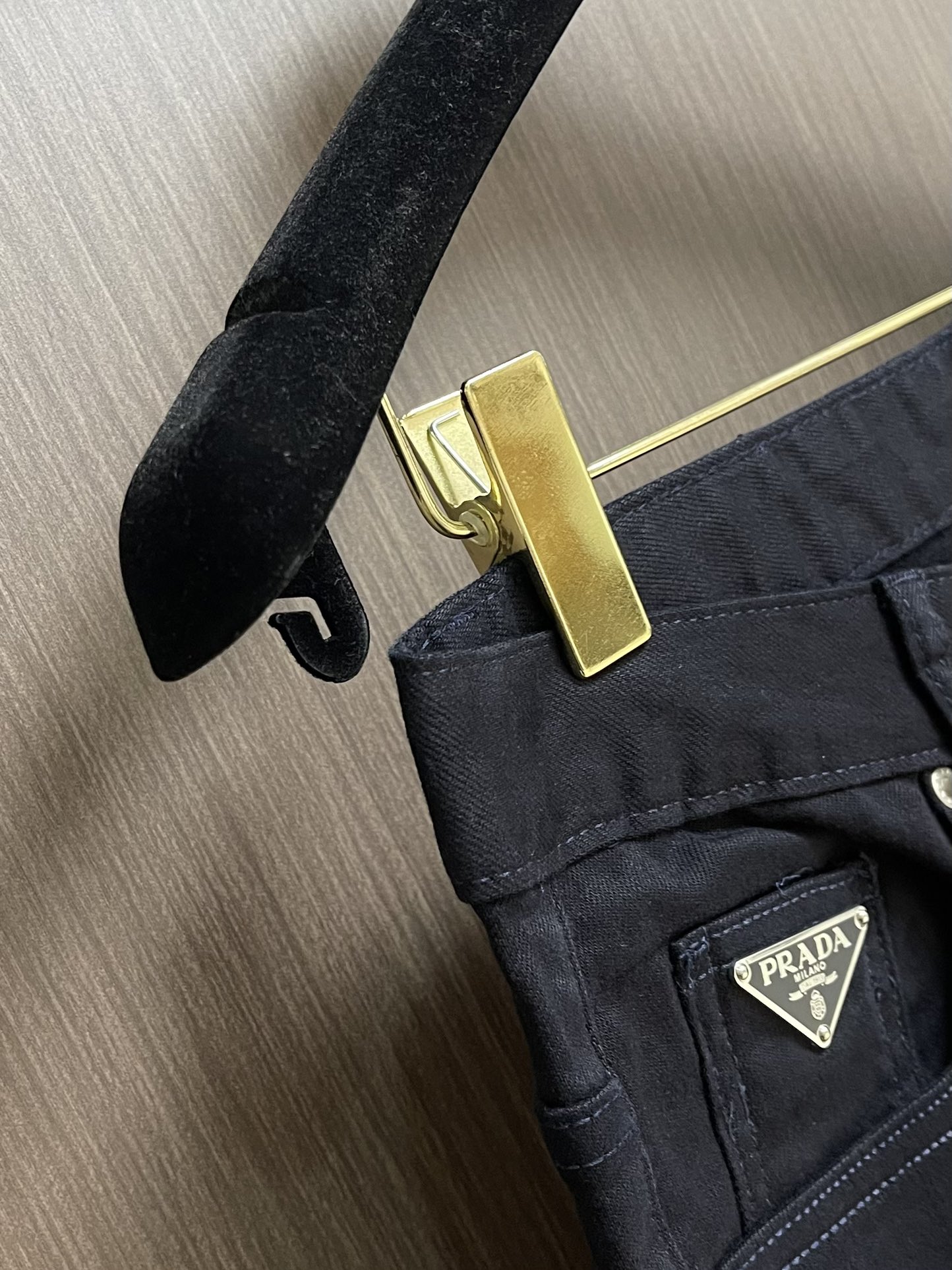 Prada 常规款做旧丹宁牛仔裤，这款中腰牛仔裤采用经典剪裁，经过漂白水洗处理，突显丹宁牛仔的别样质感。