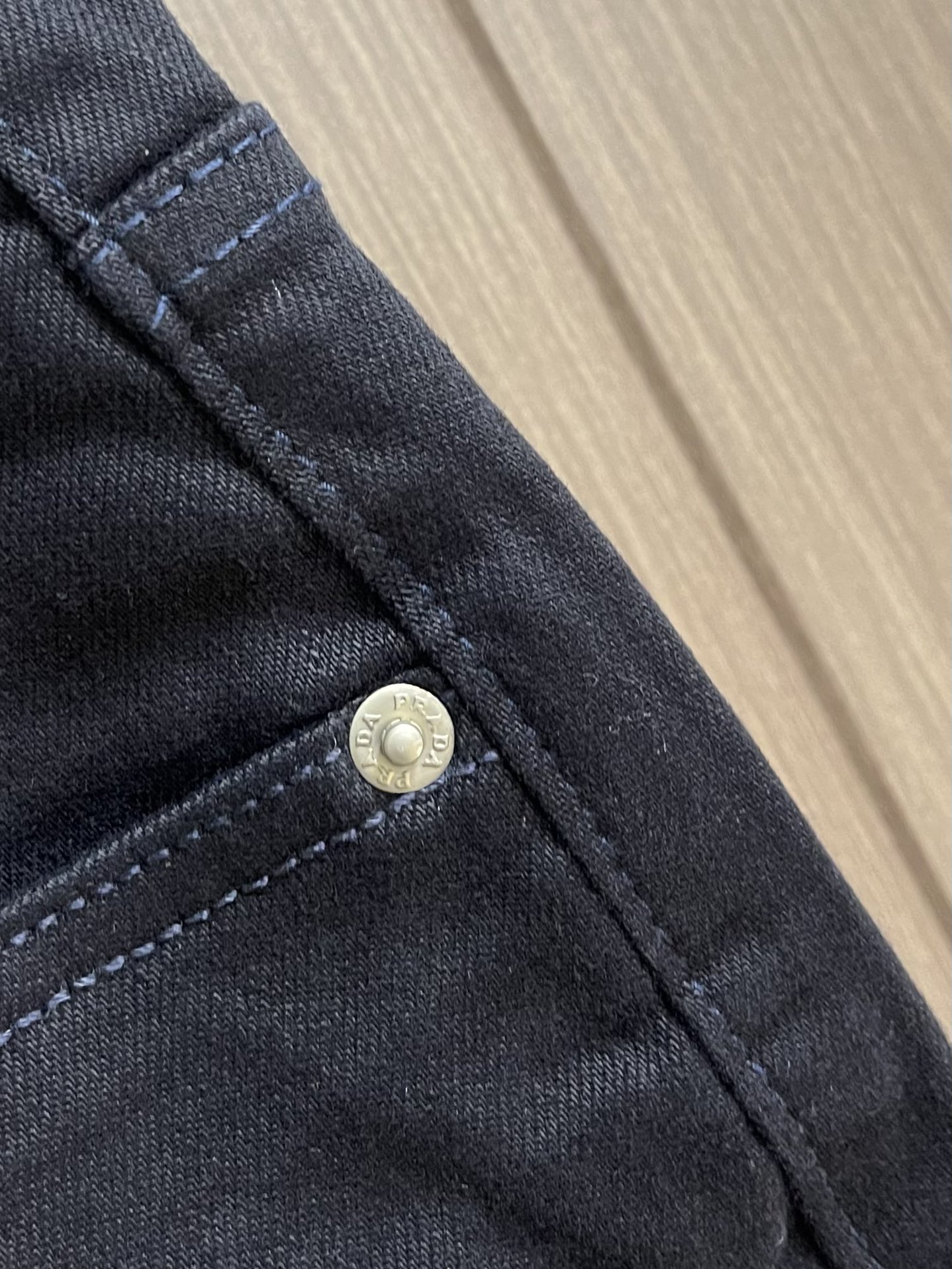 Prada 常规款做旧丹宁牛仔裤，这款中腰牛仔裤采用经典剪裁，经过漂白水洗处理，突显丹宁牛仔的别样质感。