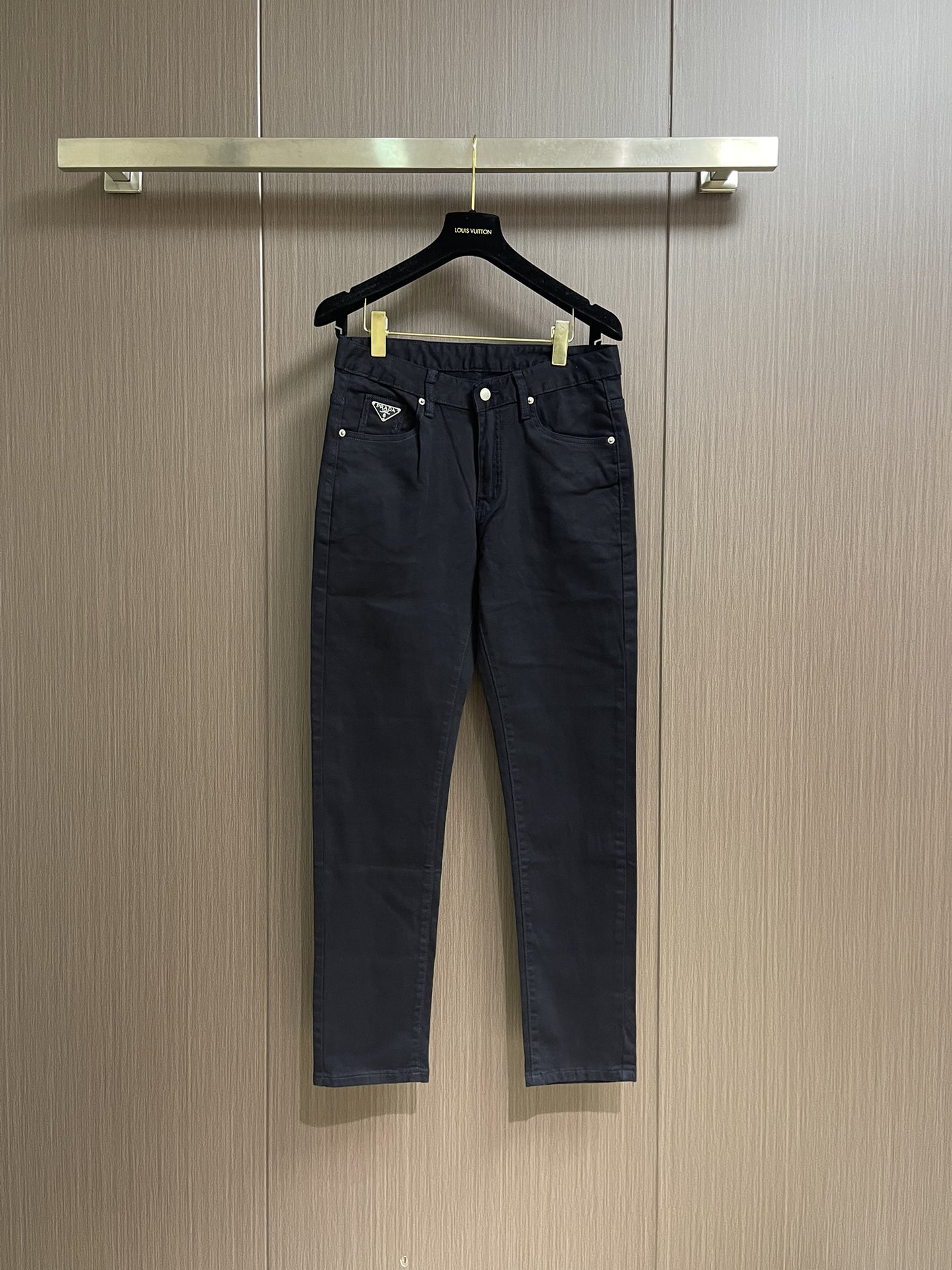 NO:528025,Prada regular old denim jeans, this mid-waist jeans are classically tailored and bleached to highlight the unique texture of denim jeans. It has five pockets and the label is printed with a collection logo. Size 29-38 35 37, prada, jeans, alexander wang19860909Prada 常规款做旧丹宁牛仔裤,这款中腰牛仔裤采用经典剪裁,经过漂白水洗处理,突显丹宁牛仔的别样质感.设有五口袋,标签印有典藏徽标.尺码29-38 有35 无37,,prada,jeans,alexander wang,Men's clothing