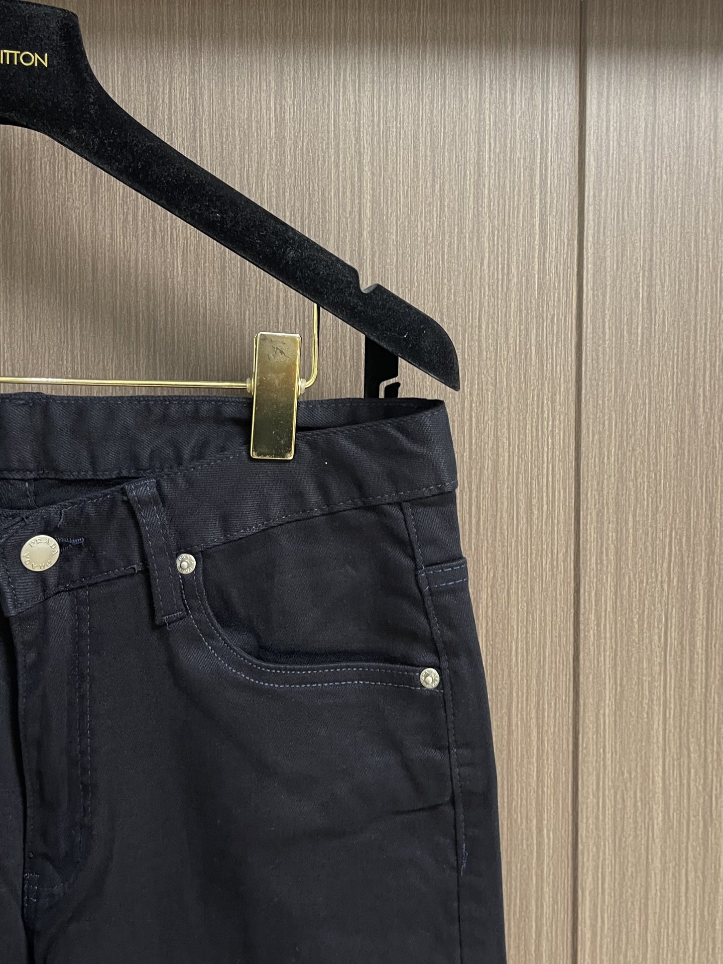 Prada 常规款做旧丹宁牛仔裤，这款中腰牛仔裤采用经典剪裁，经过漂白水洗处理，突显丹宁牛仔的别样质感。