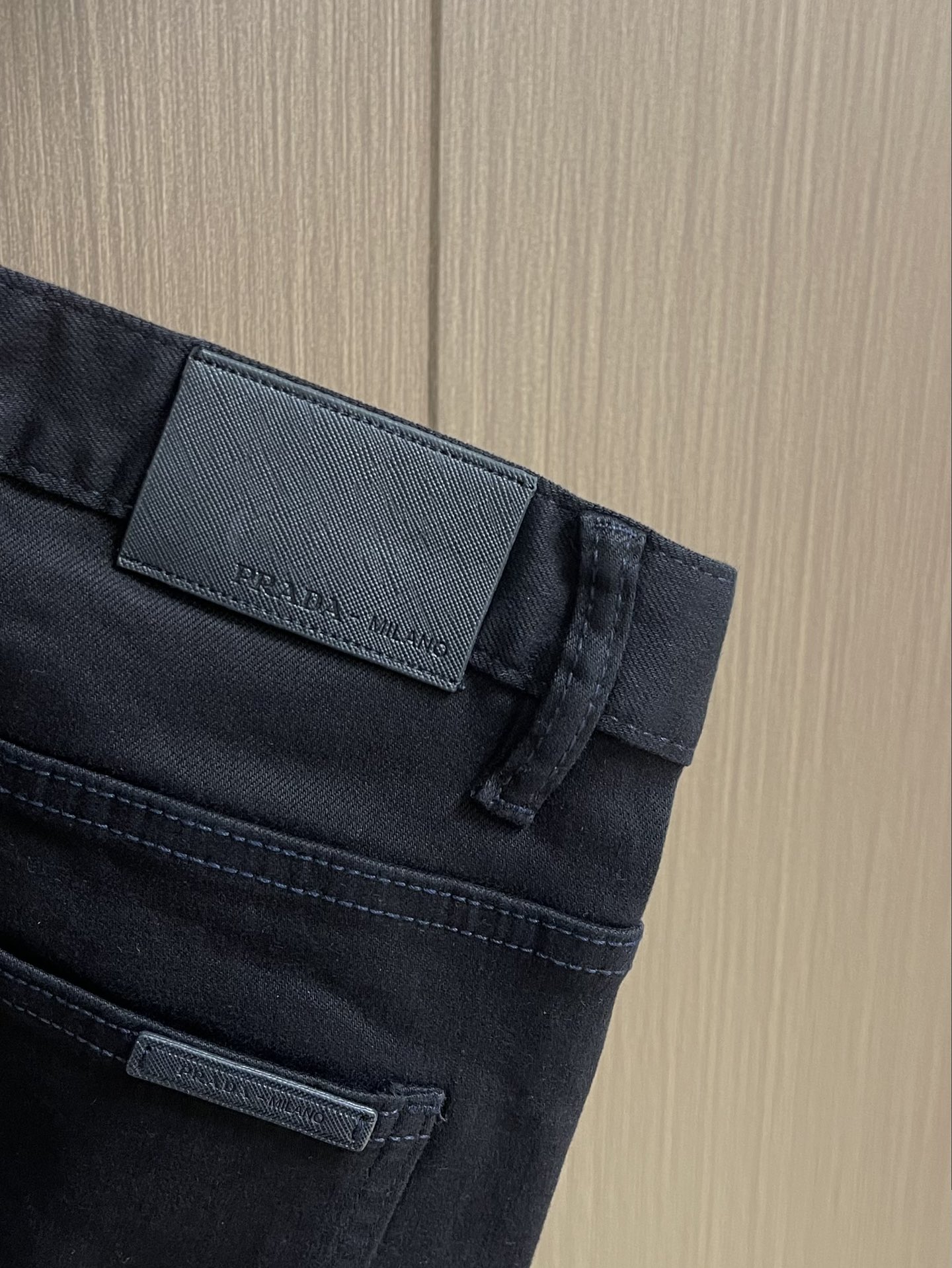 Prada 常规款做旧丹宁牛仔裤，这款中腰牛仔裤采用经典剪裁，经过漂白水洗处理，突显丹宁牛仔的别样质感。