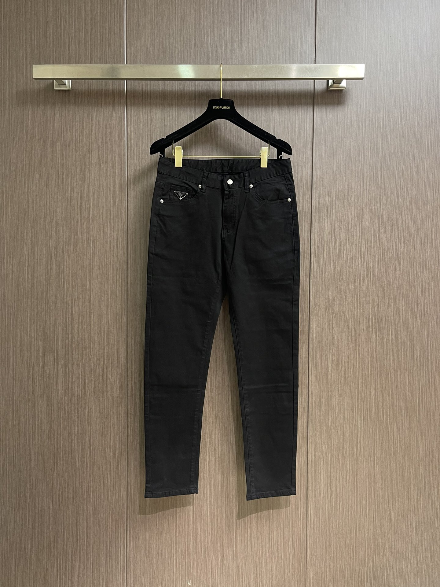 NO:525802,Prada regular old denim jeans, this mid-waist jeans are classically tailored and bleached to highlight the unique texture of denim jeans. It has five pockets and the label is printed with a collection logo. Size 29-38 35 37, prada, jeans, alexander wang19860909Prada 常规款做旧丹宁牛仔裤,这款中腰牛仔裤采用经典剪裁,经过漂白水洗处理,突显丹宁牛仔的别样质感.设有五口袋,标签印有典藏徽标.尺码29-38 有35 无37,,prada,jeans,alexander wang,Men's clothing