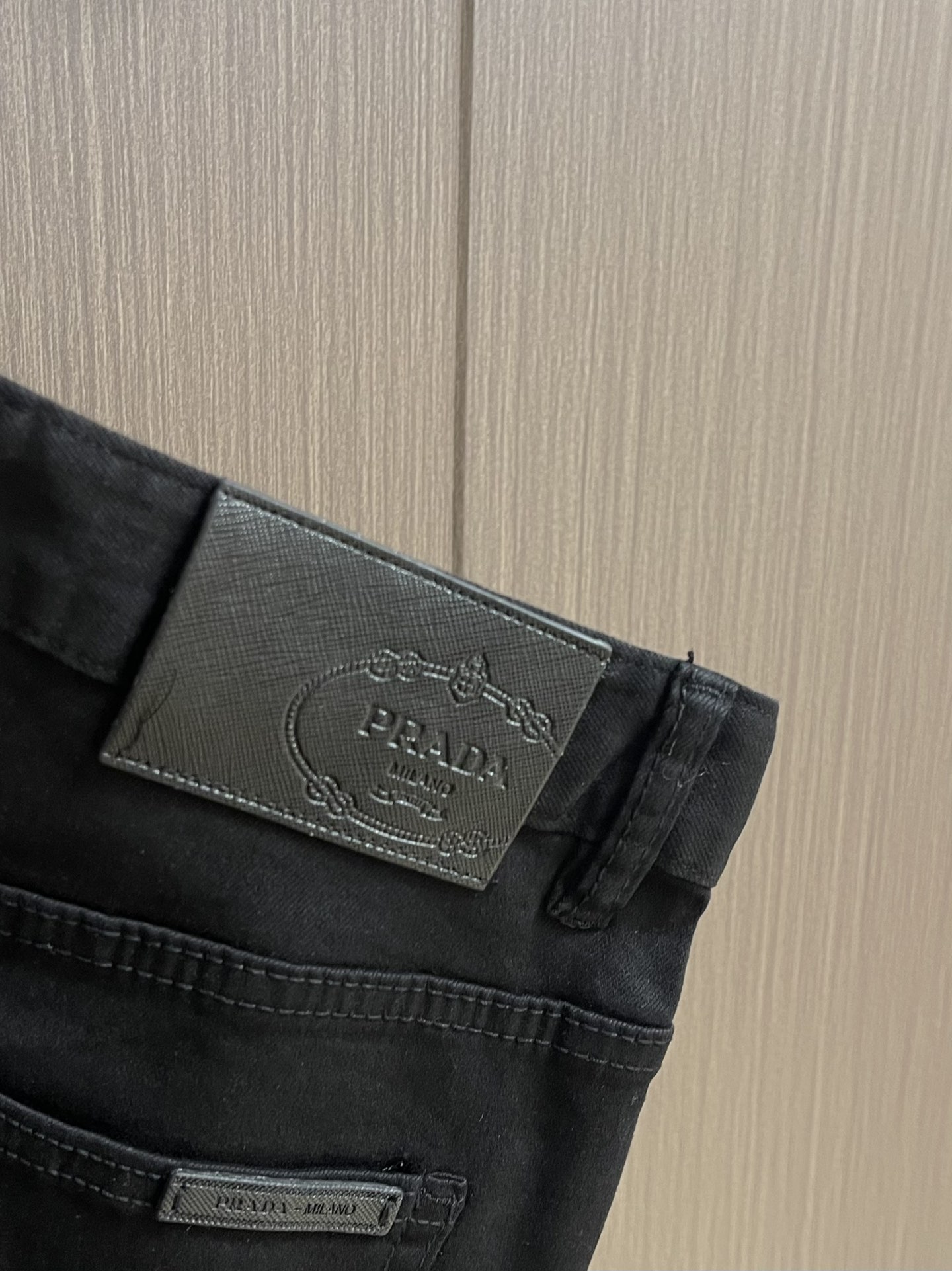 Prada 常规款做旧丹宁牛仔裤，这款中腰牛仔裤采用经典剪裁，经过漂白水洗处理，突显丹宁牛仔的别样质感。