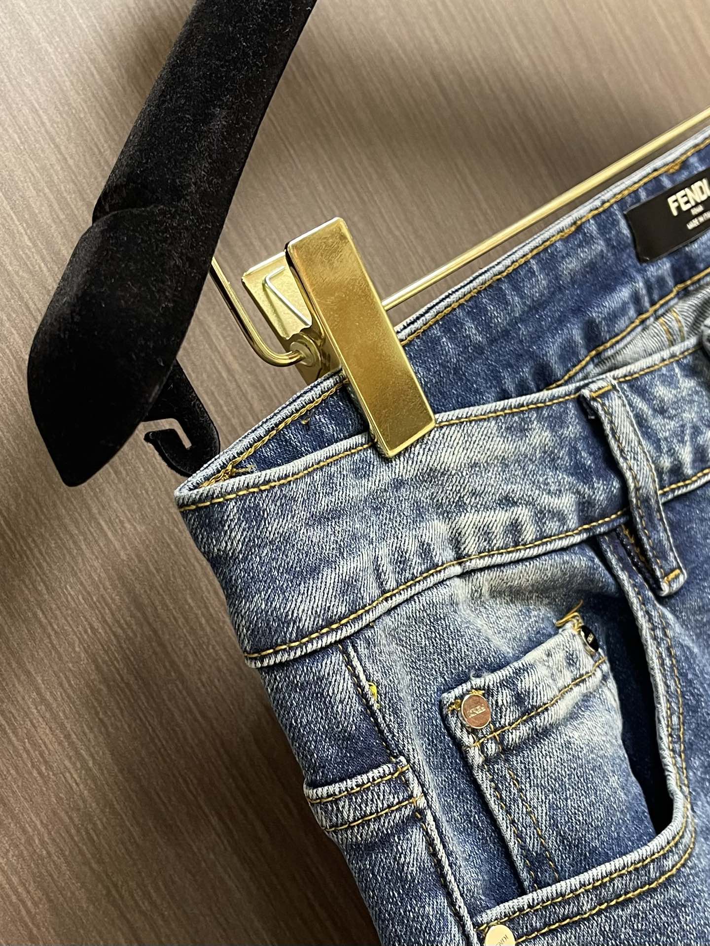 Fendi 新款牛仔裤，订制进口丹宁布料，质感卓然。经典五袋设计，后袋印花 logo标识设计，原厂一致五