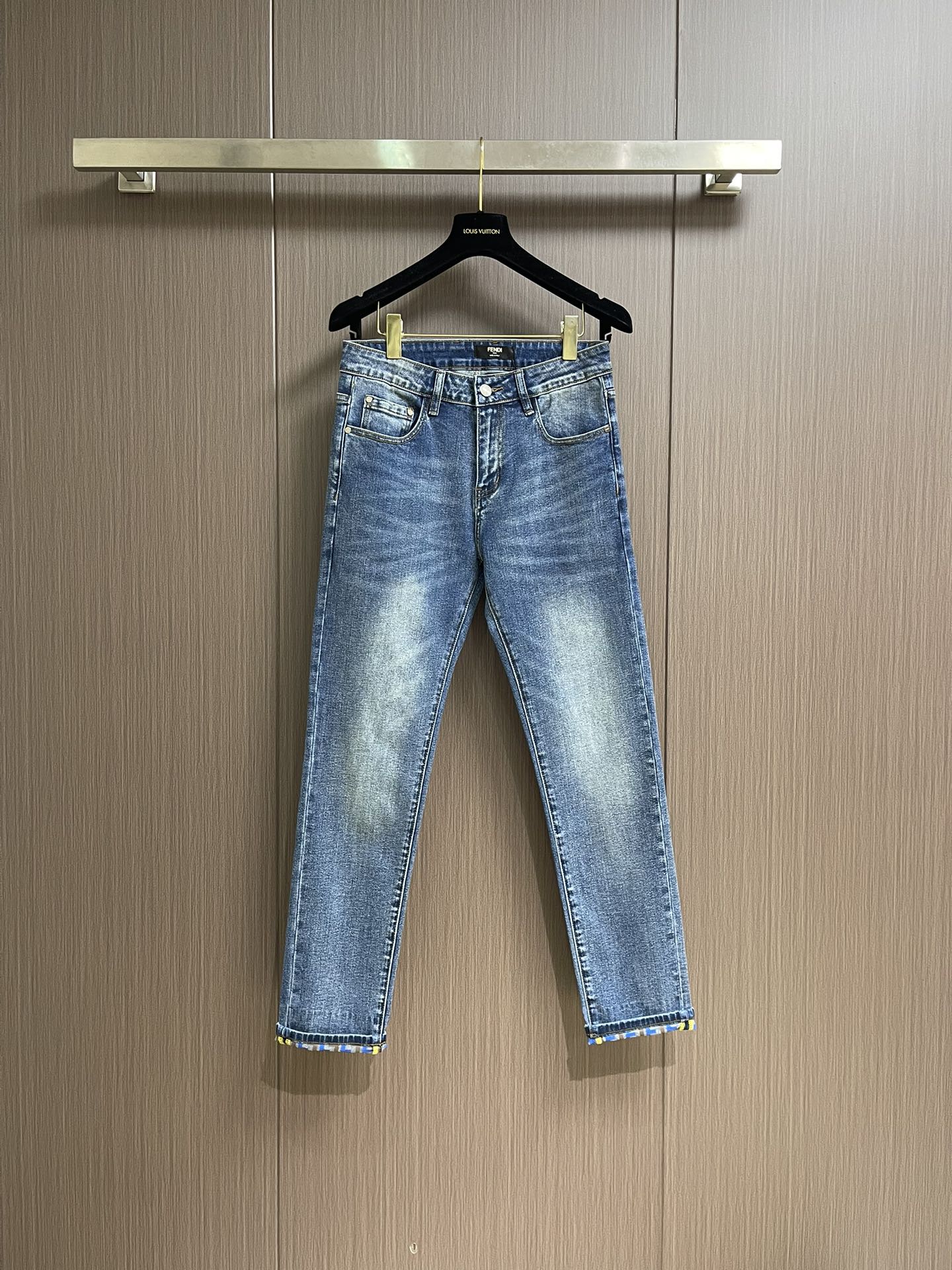 NO:528039,Fendi new jeans, customized imported denim fabric, excellent texture. Classic five-bag design, back bag printing logo design, original consistent hardware and accessories, the details are ultimate, the production is perfect. Size 28-38 35 37, fendi, jeans, alexander wang19860909Fendi 新款牛仔裤,订制进口丹宁布料,质感卓然.经典五袋设计,后袋印花 logo标识设计,原厂一致五金辅料,细节做到极致,出品堪称完美.尺码28-38 有35 无37,,fendi,jeans,alexander wang,Men's clothing