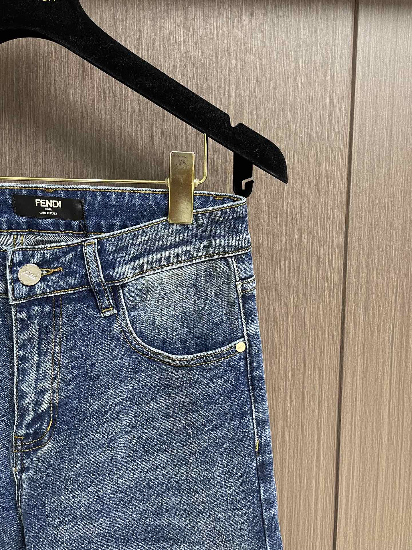 Fendi 新款牛仔裤，订制进口丹宁布料，质感卓然。经典五袋设计，后袋印花 logo标识设计，原厂一致五