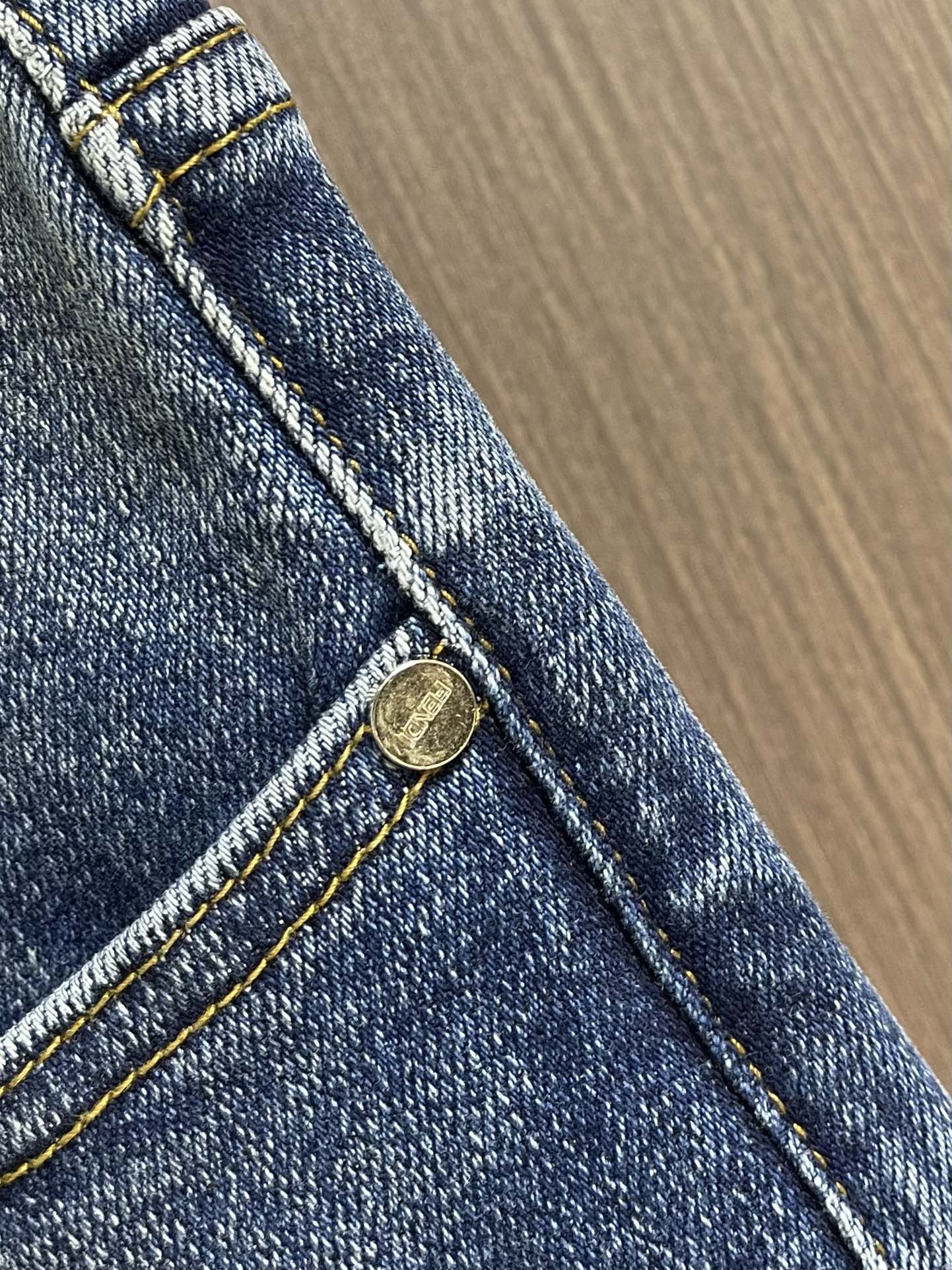 Fendi 新款牛仔裤，订制进口丹宁布料，质感卓然。经典五袋设计，后袋印花 logo标识设计，原厂一致五