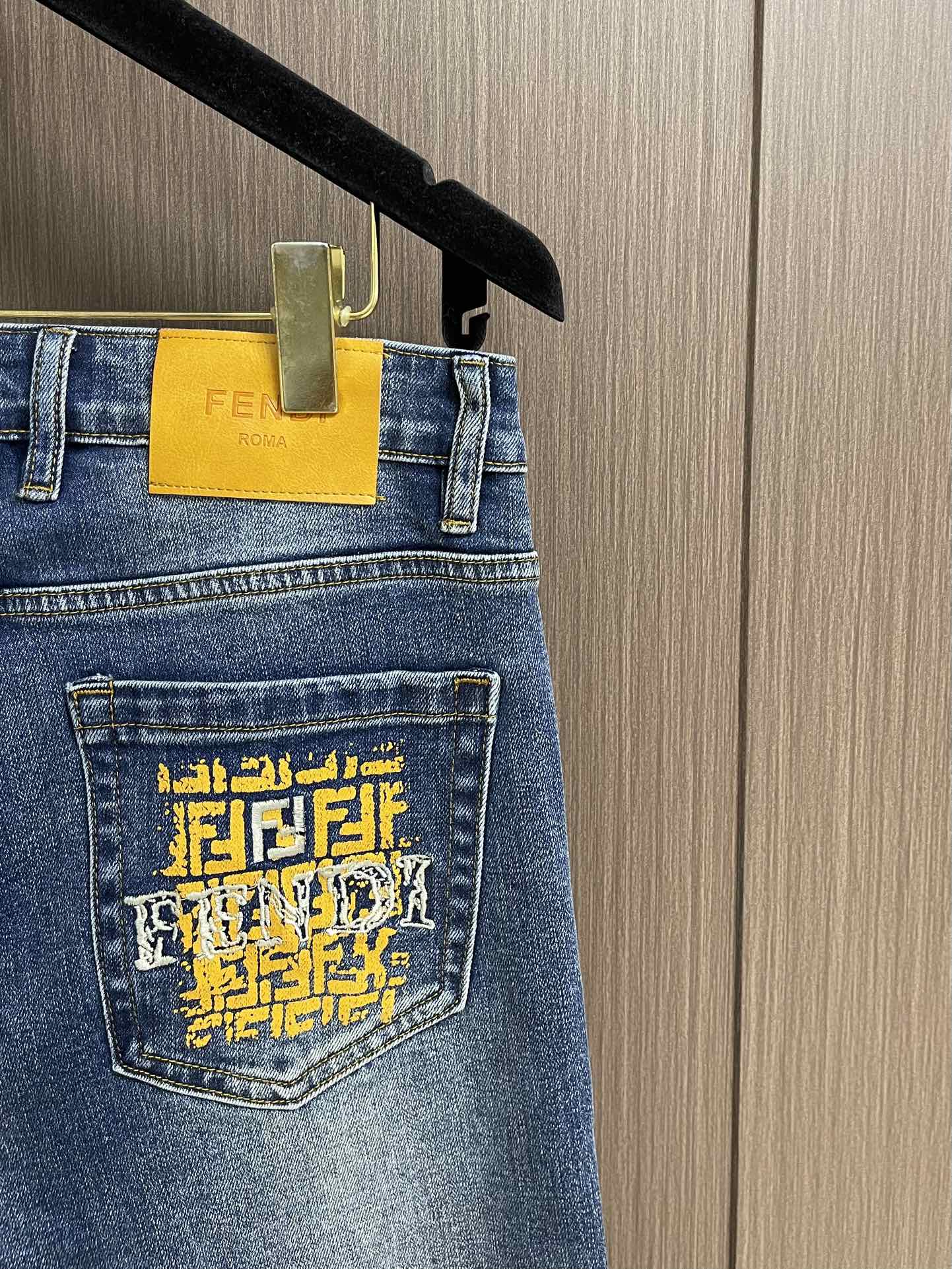 Fendi 新款牛仔裤，订制进口丹宁布料，质感卓然。经典五袋设计，后袋印花 logo标识设计，原厂一致五