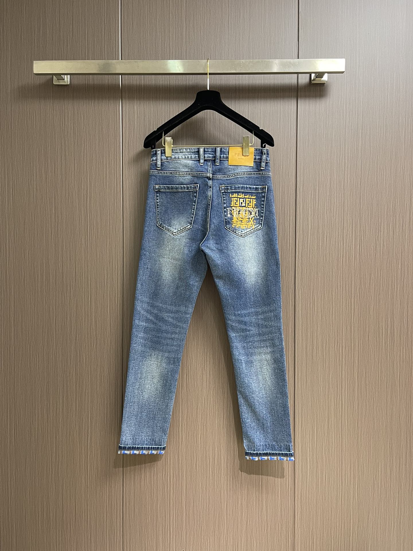 Fendi 新款牛仔裤，订制进口丹宁布料，质感卓然。经典五袋设计，后袋印花 logo标识设计，原厂一致五