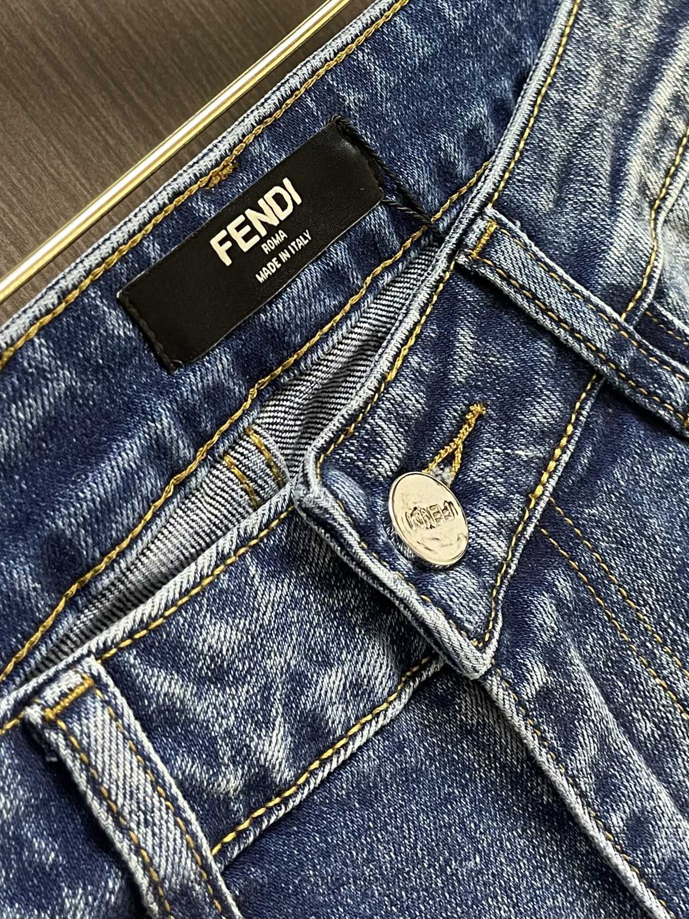Fendi 新款牛仔裤，订制进口丹宁布料，质感卓然。经典五袋设计，后袋印花 logo标识设计，原厂一致五
