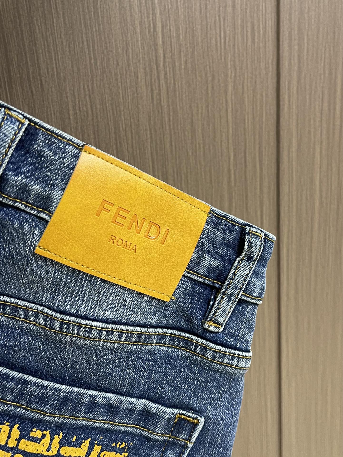 Fendi 新款牛仔裤，订制进口丹宁布料，质感卓然。经典五袋设计，后袋印花 logo标识设计，原厂一致五