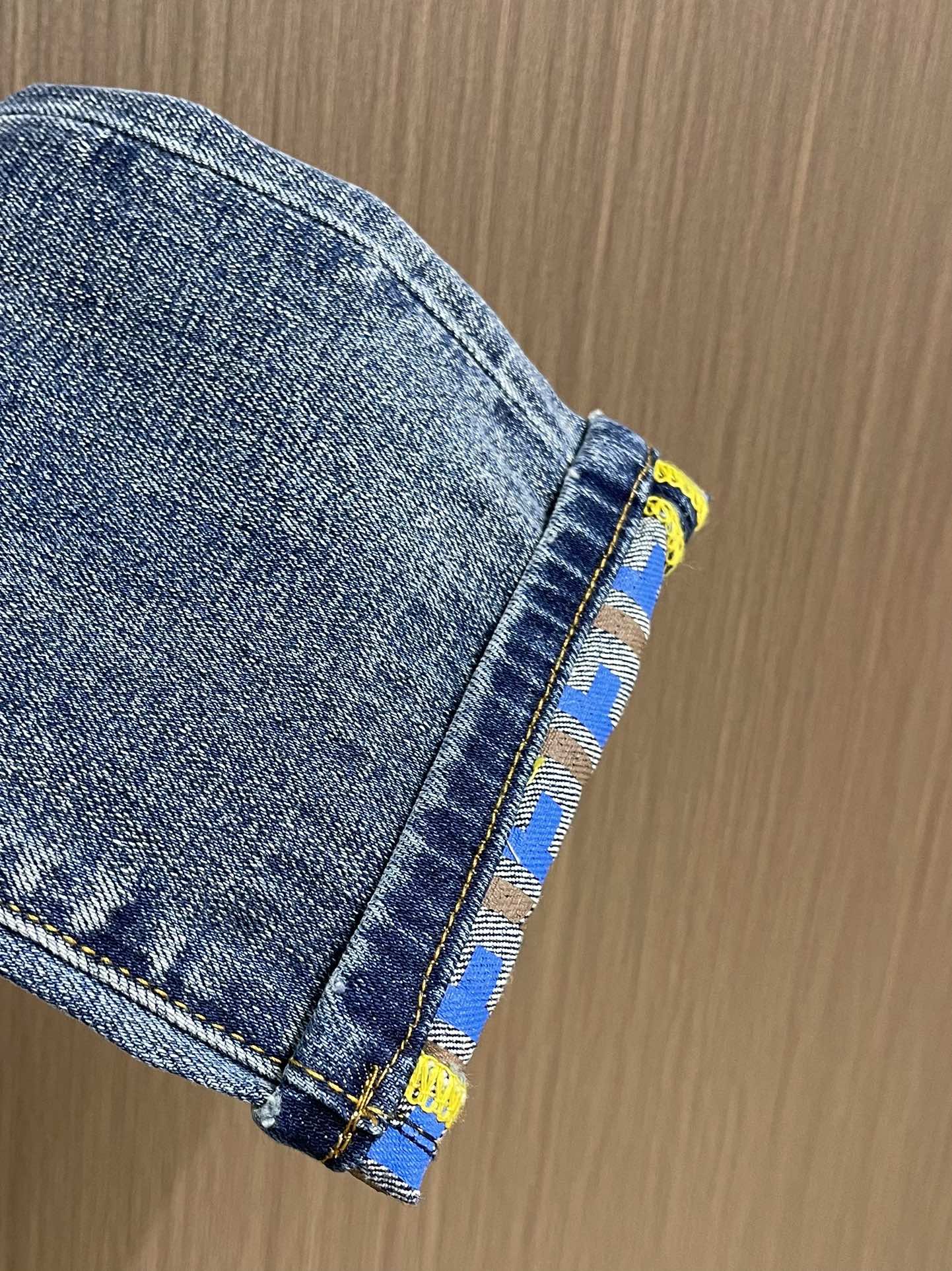 Fendi 新款牛仔裤，订制进口丹宁布料，质感卓然。经典五袋设计，后袋印花 logo标识设计，原厂一致五