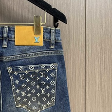 LV 2025ss新款后袋logo印花牛仔裤,以其独特的设计理念,完美融合了时尚与实用性,成为男女皆宜的 LV 2025ss新款后袋logo印花牛仔裤,以其独特的设计理念,完美融合了时尚与实用性,成为男女皆宜的