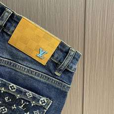 LV 2025ss新款后袋logo印花牛仔裤,以其独特的设计理念,完美融合了时尚与实用性,成为男女皆宜的 LV 2025ss新款后袋logo印花牛仔裤,以其独特的设计理念,完美融合了时尚与实用性,成为男女皆宜的
