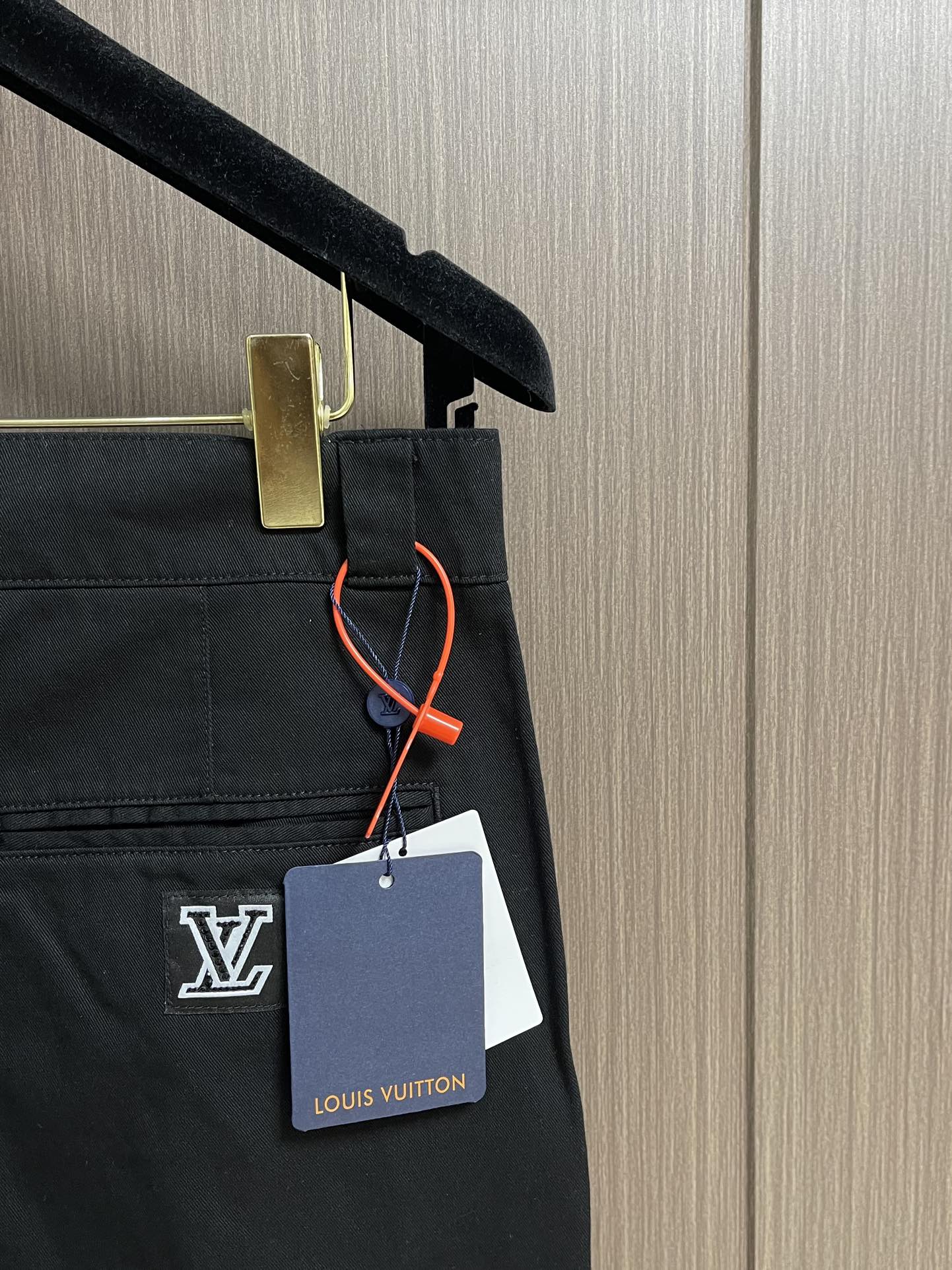 LV 贴饰喇叭休闲裤，定制丝韵精棉，以喇叭剪裁巧妙延长视觉线条，采用进口机刺绣工艺，使用先进的计算机控制