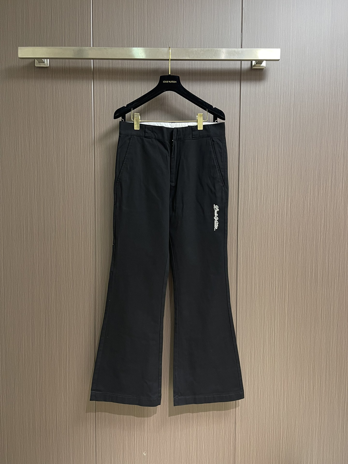 NO:525791,LV stickered flared casual pants, customized silky cotton, cleverly extends visual lines with flared cut, uses imported machine embroidery technology, uses advanced computer control systems and precise mechanical components to realize handwritten Louis Vuitton embroidery logo operation, soft light washing process, through specific chemical and logistics treatments, the surface of the fabric surface presents a soft luster, the overall line is straight and delicate, the fabric is comfortable and soft, the color is consistent and there is no color difference, customized auxiliary materials, complete three standards, the same style for men and women!  Size 46-52 S-XL, louis vuitton,louis vuitton,alexander wang19860909LV 贴饰喇叭休闲裤,定制丝韵精棉,以喇叭剪裁巧妙延长视觉线条,采用进口机刺绣工艺,使用先进的计算机控制系统和精密的机械部件,实现手写体路易威登刺绣标识作业,柔光洗水工艺,通过特定的化学和物流处理,使面料表面呈现出柔和的光泽,整体走线平直细腻,面料舒适柔软,颜色一致无色差,定制辅料,三标齐全,男女同款！尺码46-52 S-XL,,louis vuitton,louis vuitton,alexander wang,Men's clothing