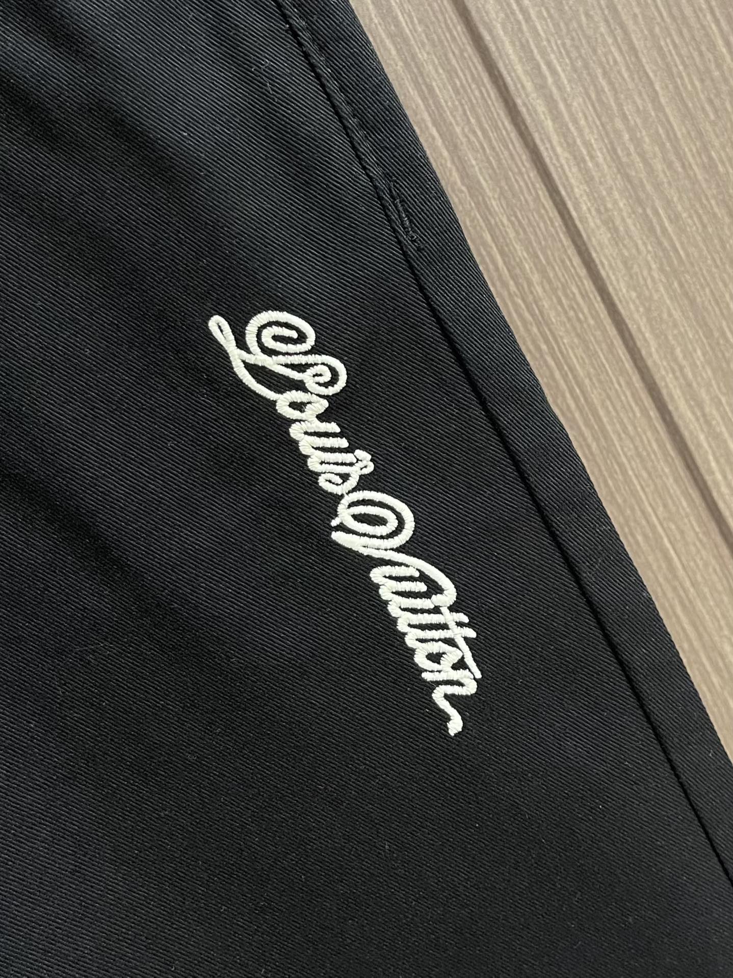 LV 贴饰喇叭休闲裤，定制丝韵精棉，以喇叭剪裁巧妙延长视觉线条，采用进口机刺绣工艺，使用先进的计算机控制