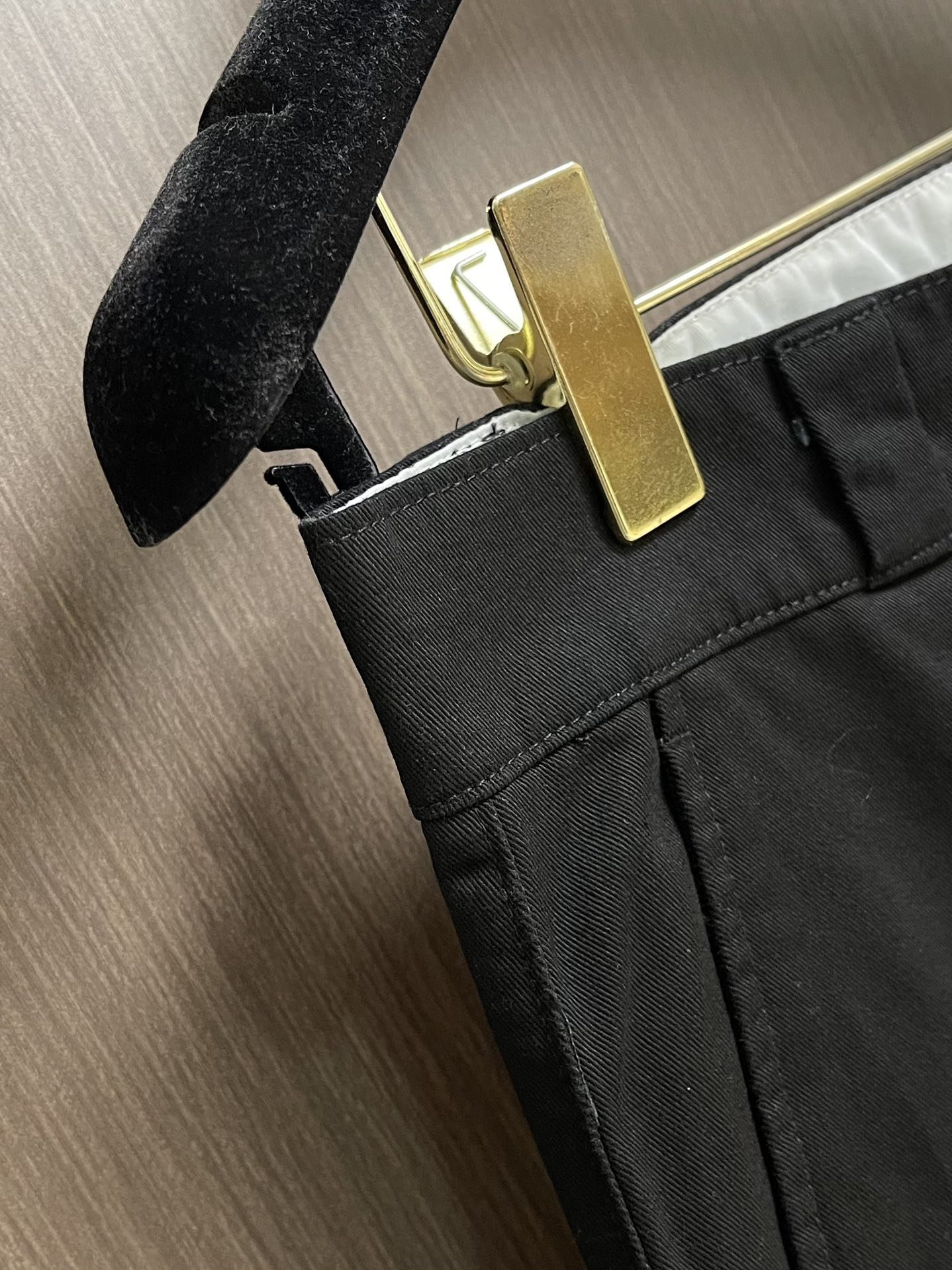 LV 贴饰喇叭休闲裤，定制丝韵精棉，以喇叭剪裁巧妙延长视觉线条，采用进口机刺绣工艺，使用先进的计算机控制